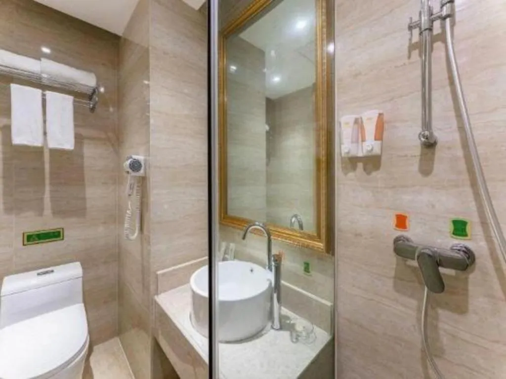 Vienna Hotel Chongqing Yangjiaping Pedestrian Street Light Railway Station