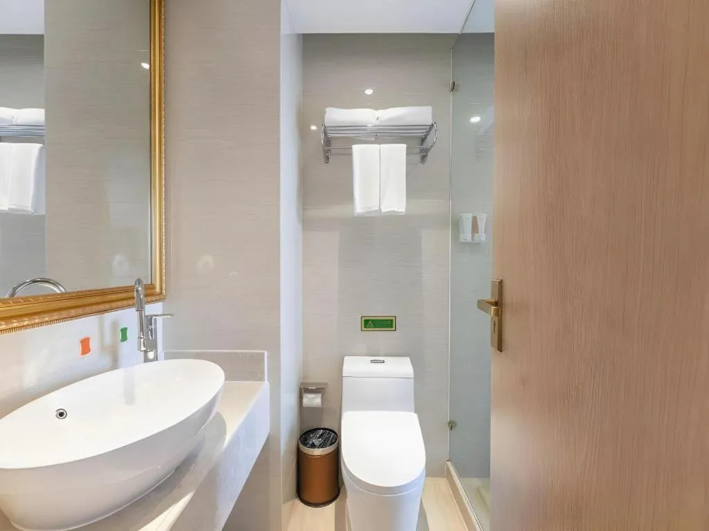 Vienna Hotel Chongqing Yangjiaping Pedestrian Street Light Railway Station