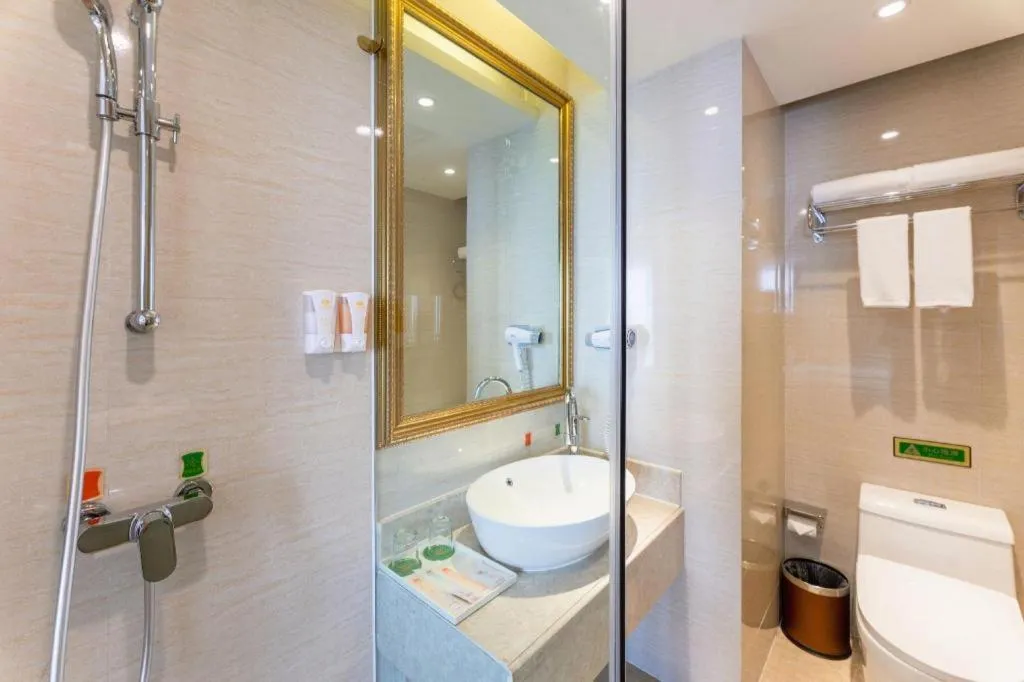 Vienna Hotel Chongqing Yangjiaping Pedestrian Street Light Railway Station