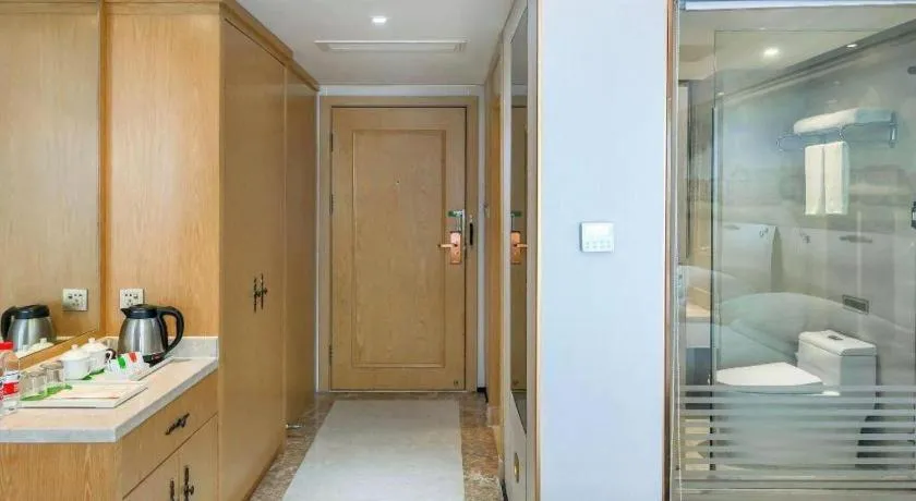 Vienna Hotel Chongqing Yangjiaping Pedestrian Street Light Railway Station