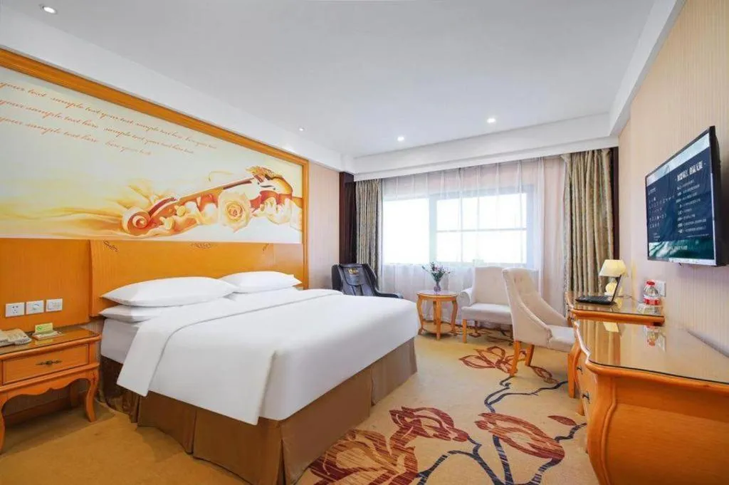 Bed in Vienna Hotel Suzhou Yangcheng Lake Fashion Stage