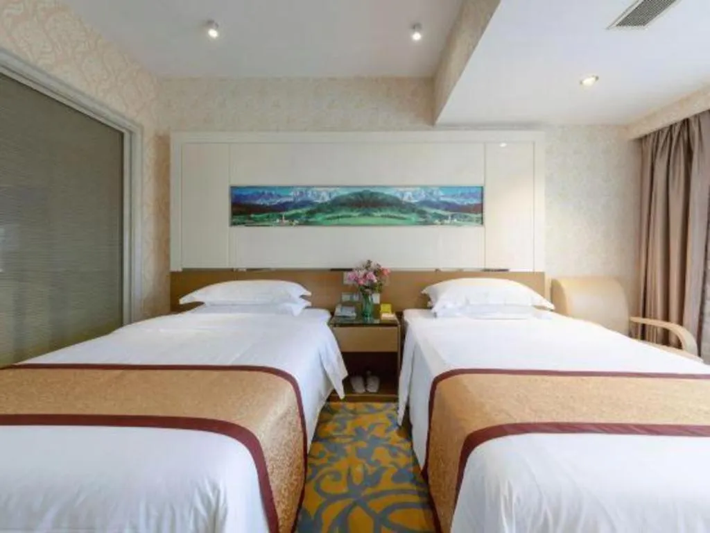 Bed in Vienna Hotel Guangdong Zhuhai Mingzhu Station Guozheng