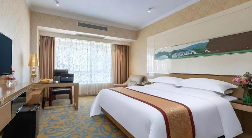 Bed in Vienna Hotel Guangdong Zhuhai Mingzhu Station Guozheng