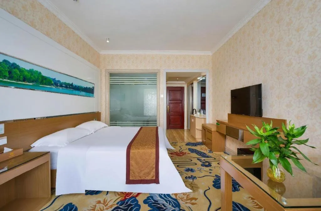 Bed in Vienna Hotel Guangdong Zhuhai Mingzhu Station Guozheng