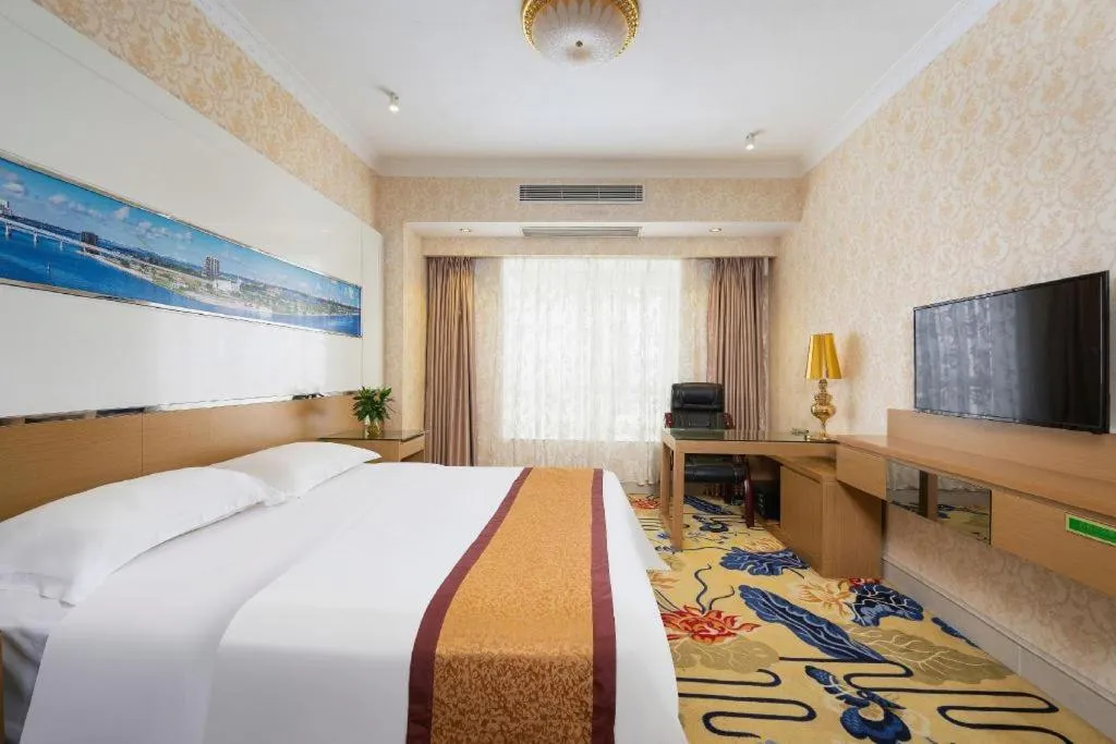 Bed in Vienna Hotel Guangdong Zhuhai Mingzhu Station Guozheng