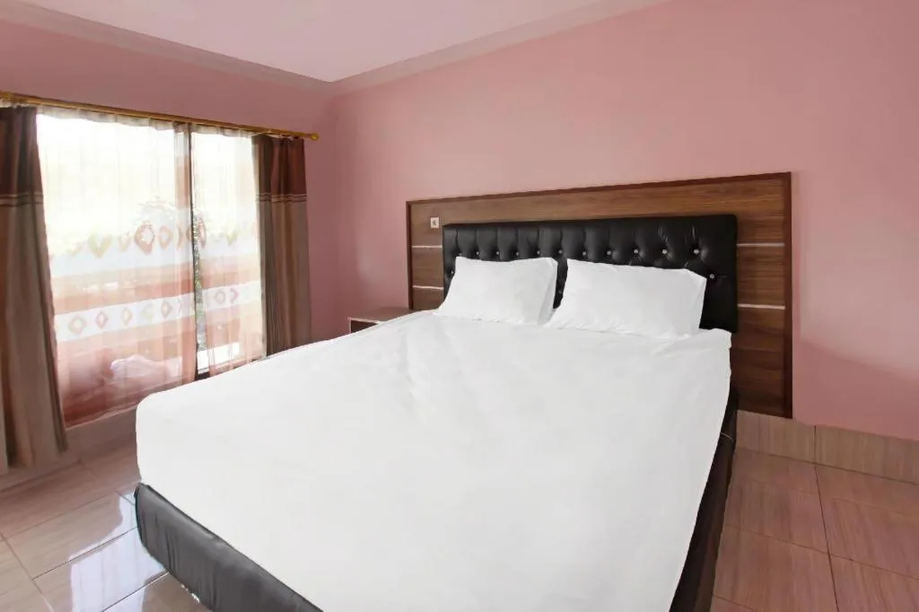 Bed in OYO 91744 Hotel Gemilang
