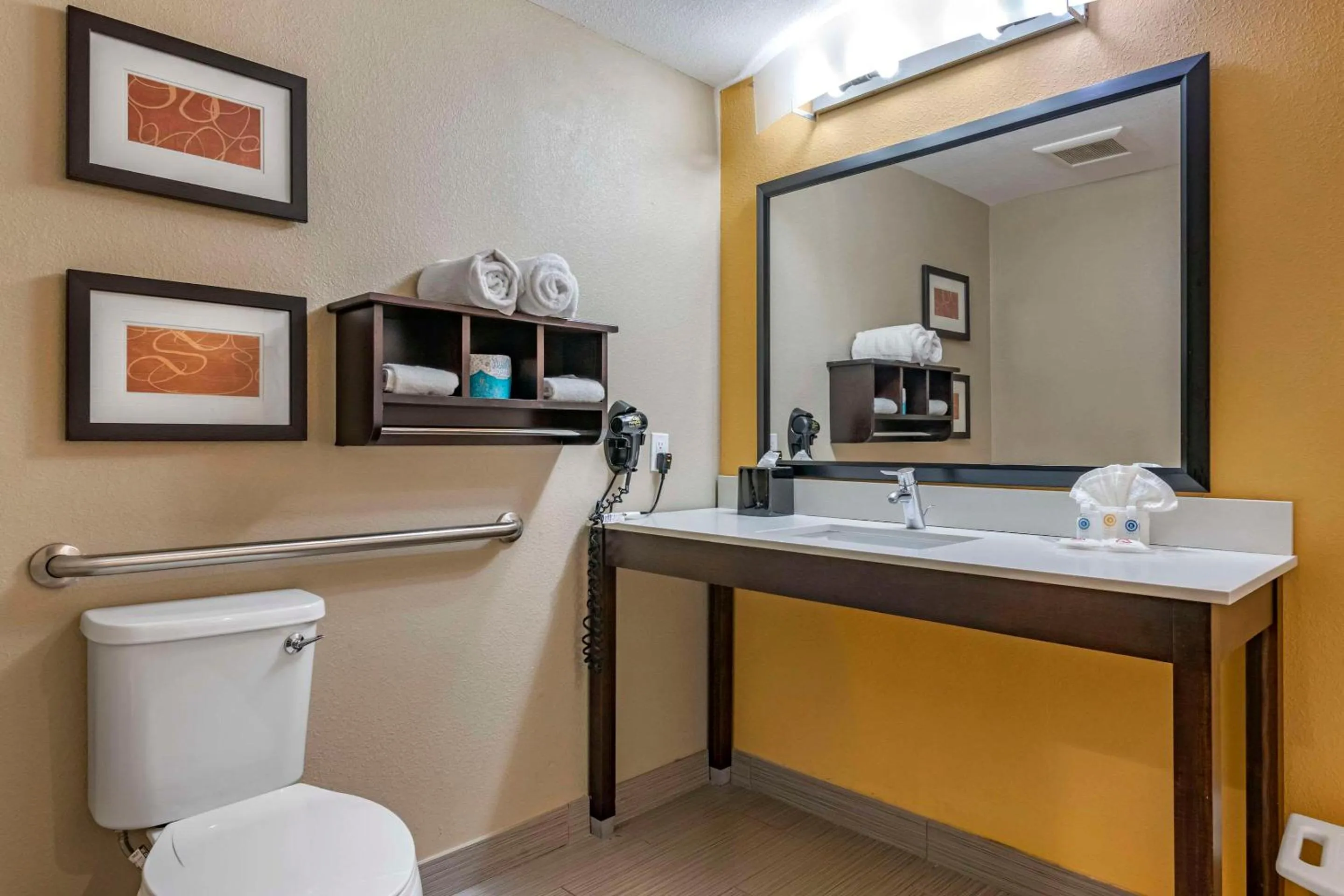 Bedroom in Comfort Suites Fort Lauderdale Airport South & Cruise Port