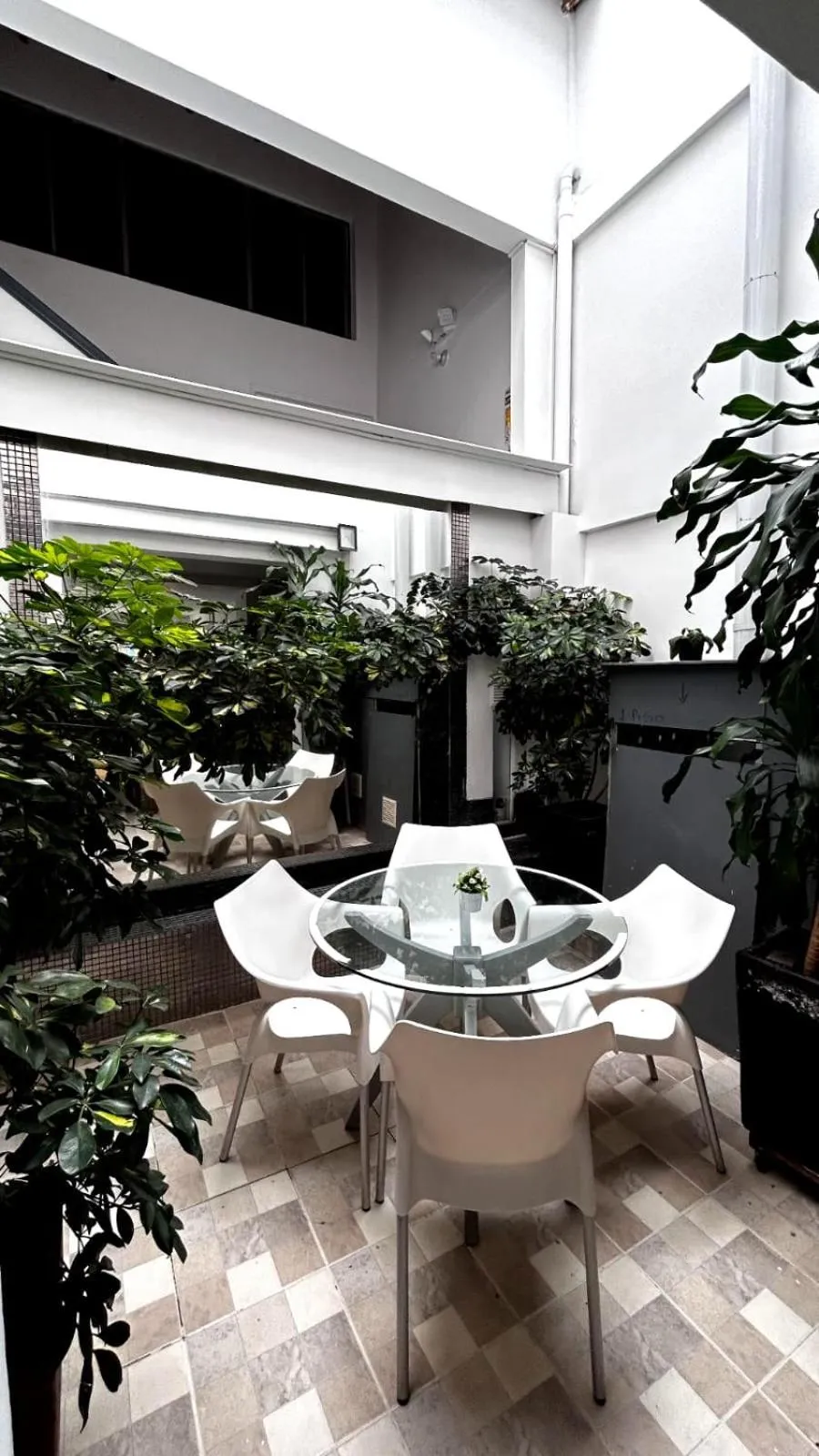 Area and facilities in Hostal Lleras Calle 8