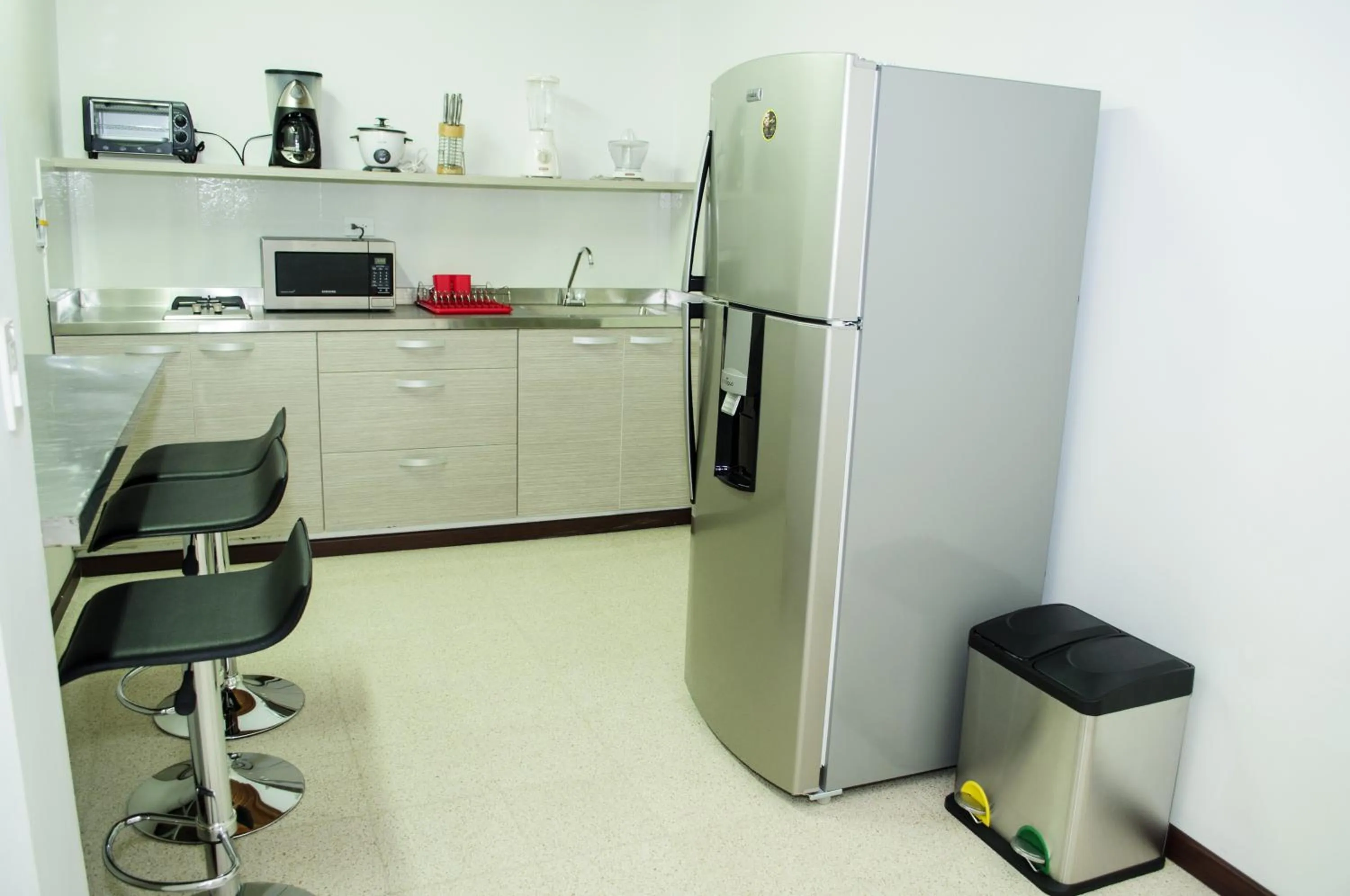 Communal kitchen in Hostal Lleras Calle 8
