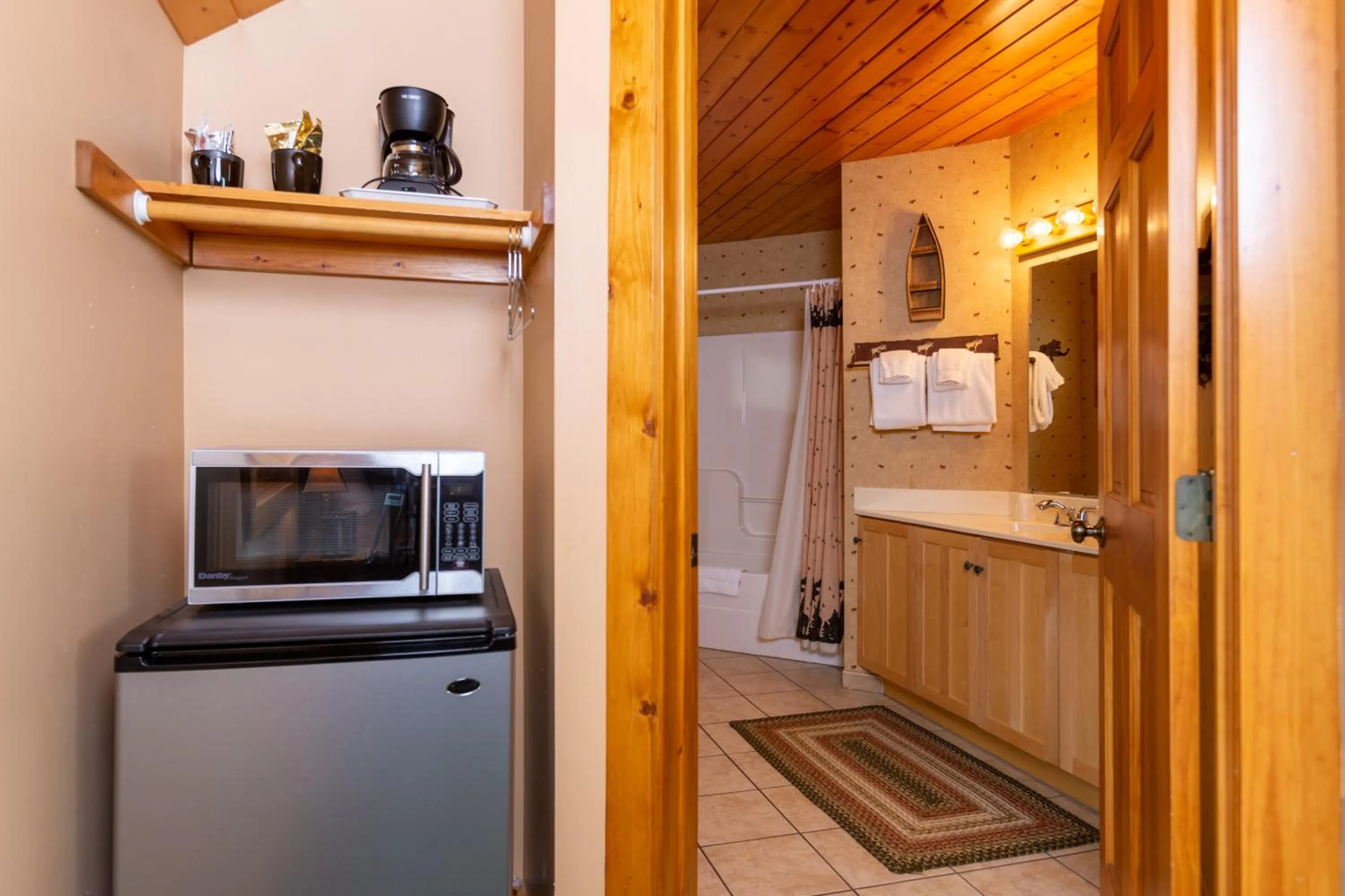 microwave in Grand Superior Lodge