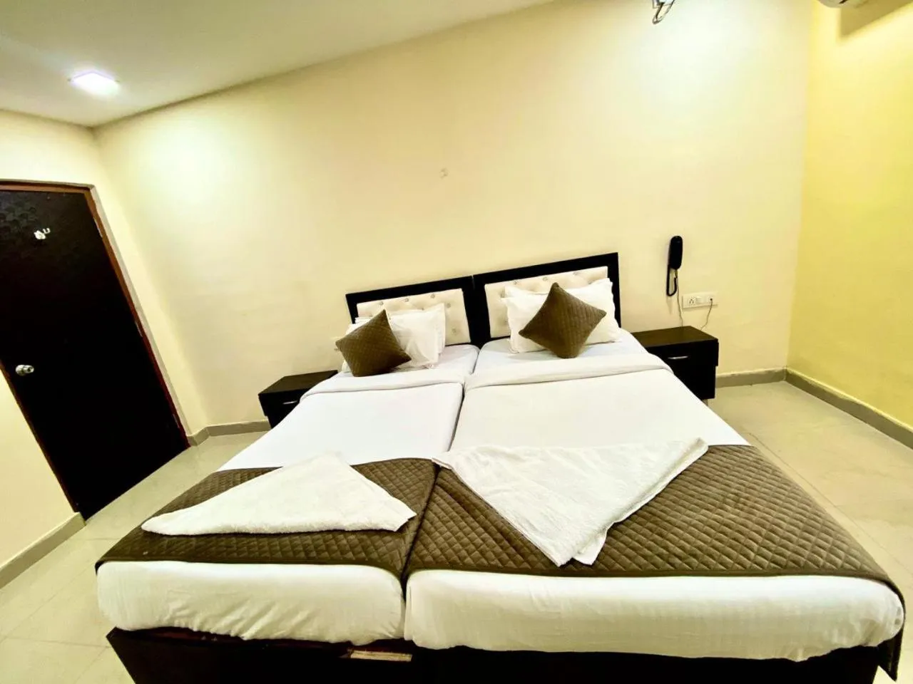 Property building, Bed in Hotel Sky Park