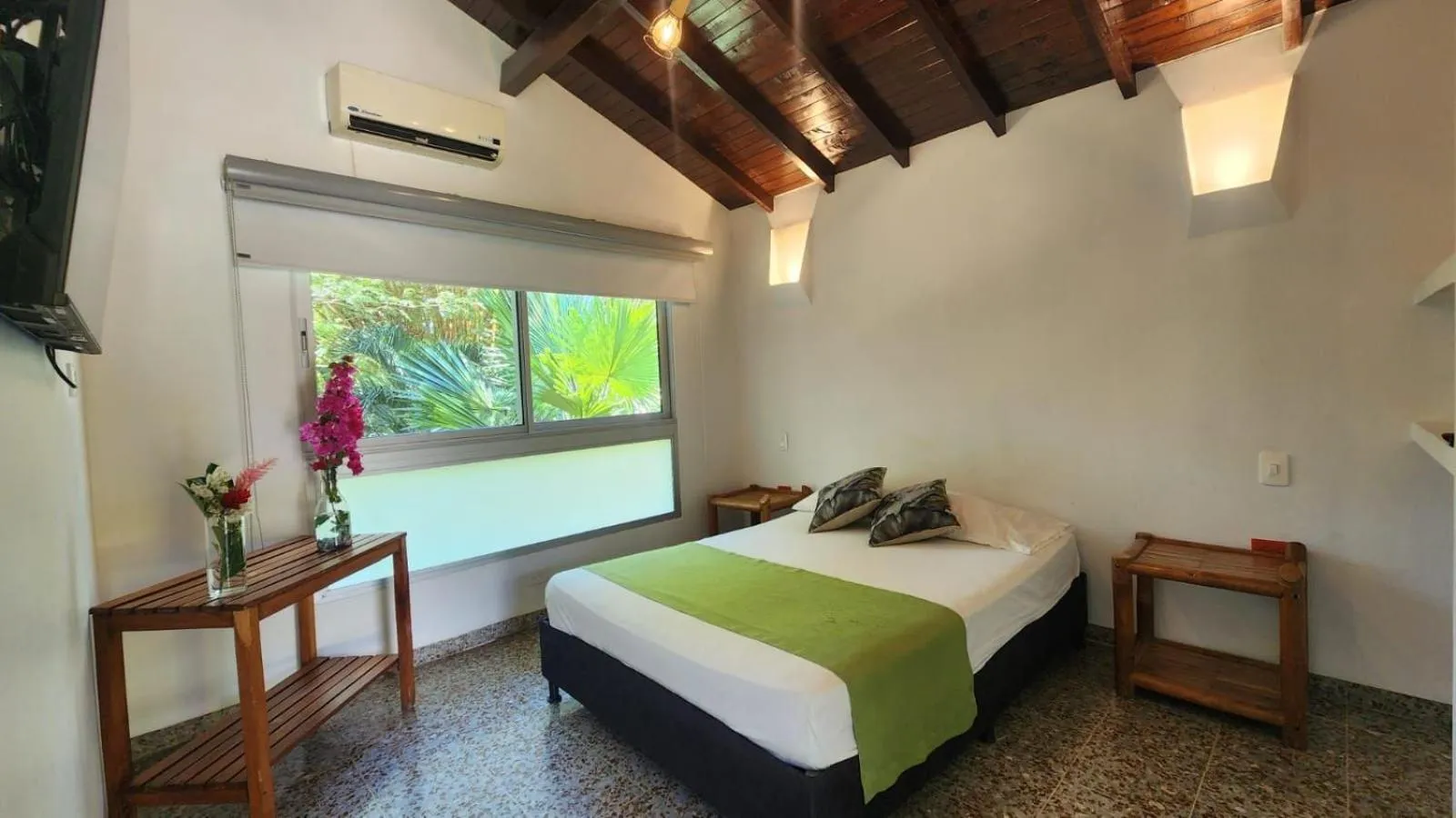 Communal lounge/ TV room, Bed in Hotel Parador del Gitano