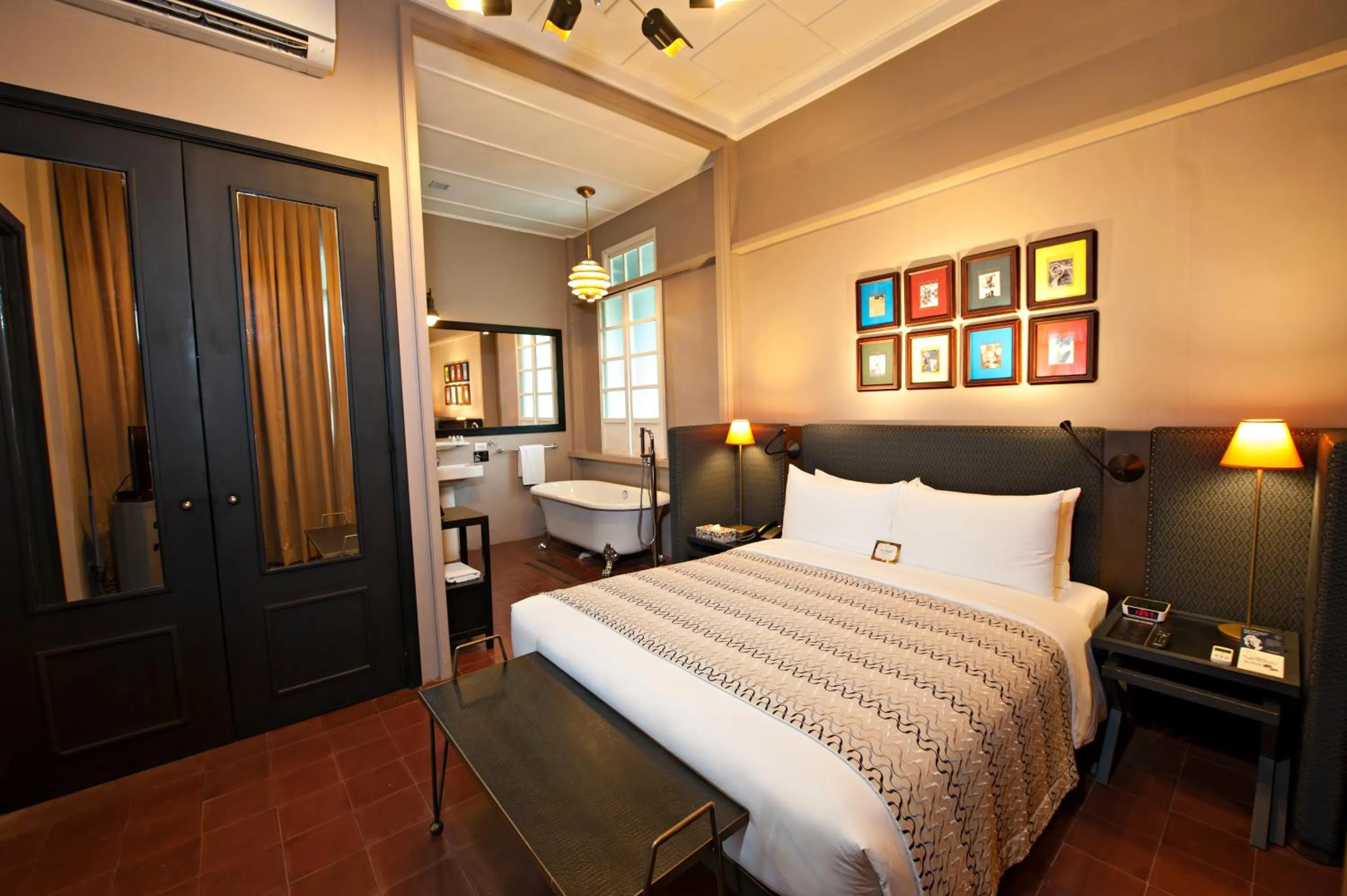 Photo of the whole room, Bed in The Henry Hotel Manila