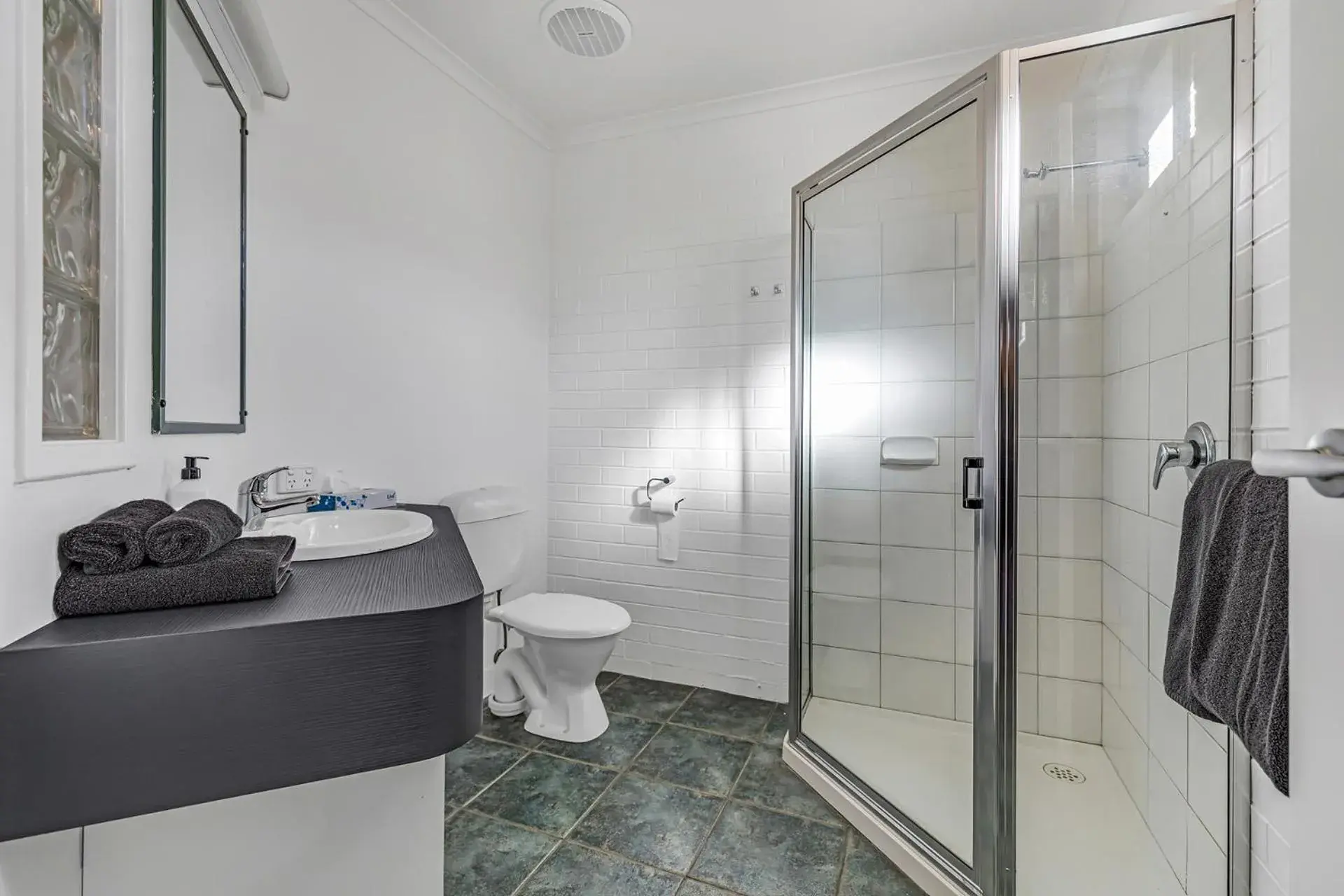 Deluxe Triple Room with Spa Bath in Rochester Motel Deluxe Triple Room with Spa Bath in Rochester Motel