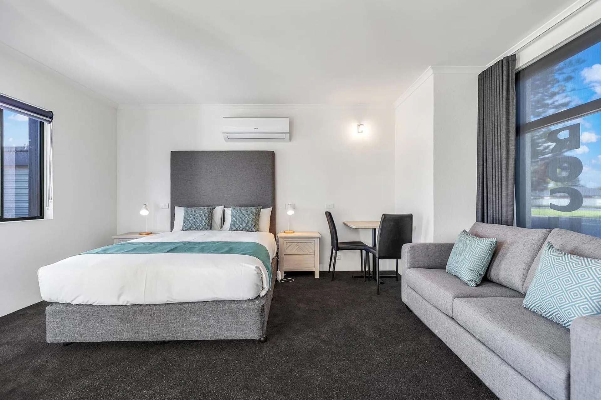 TV and multimedia, Bed in Rochester Motel