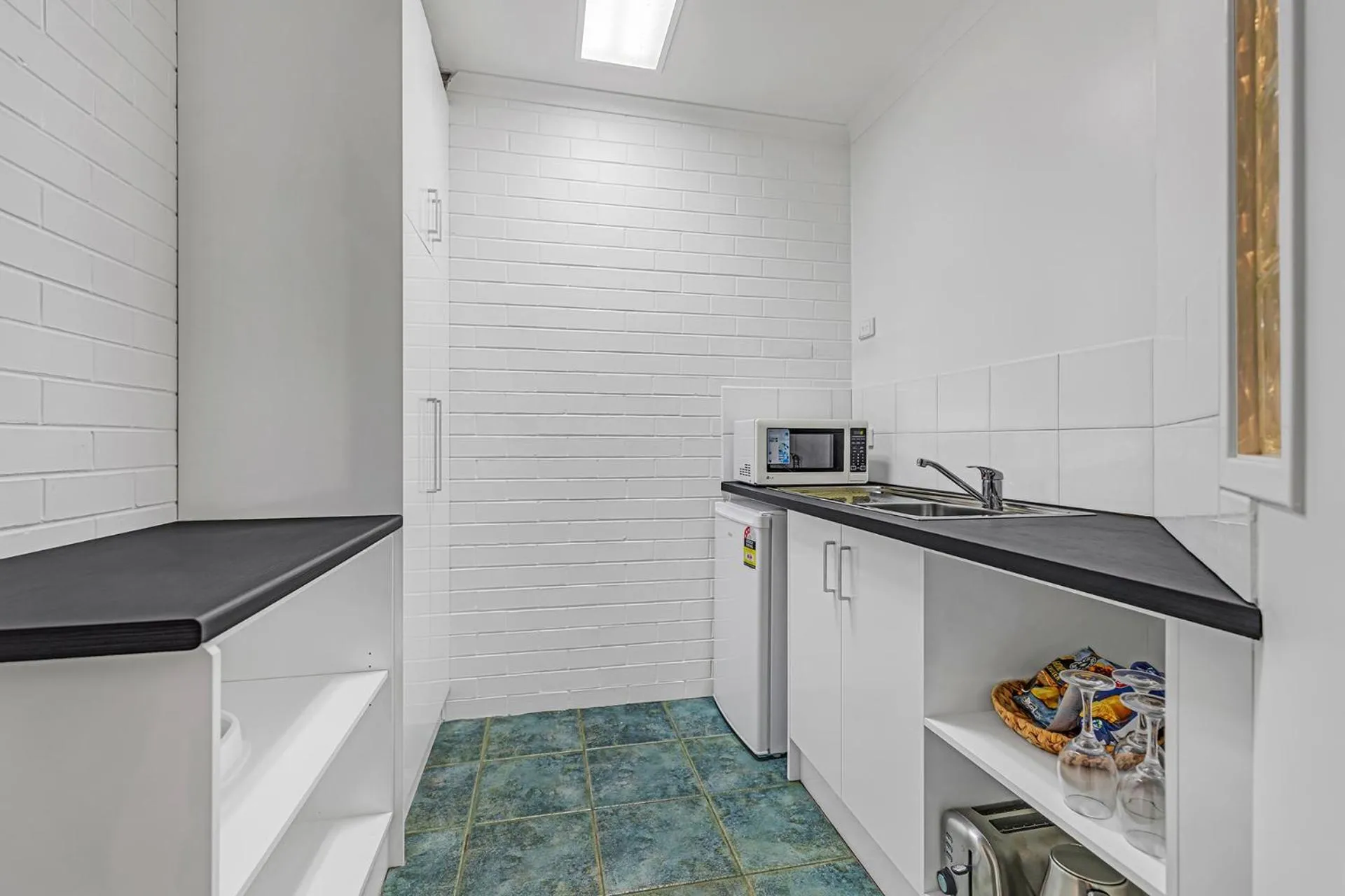 Kitchen or kitchenette in Rochester Motel