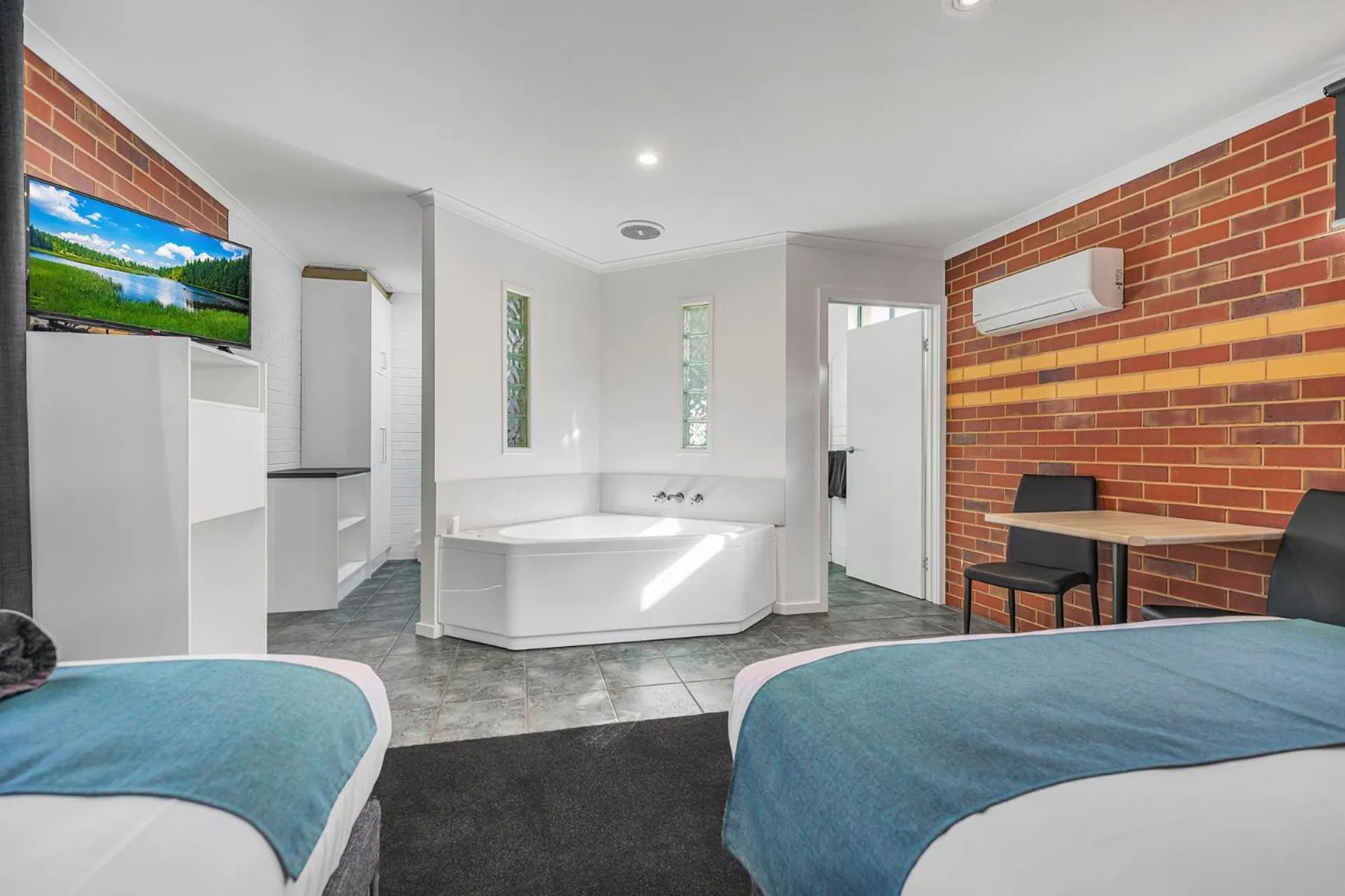 Bed in Rochester Motel