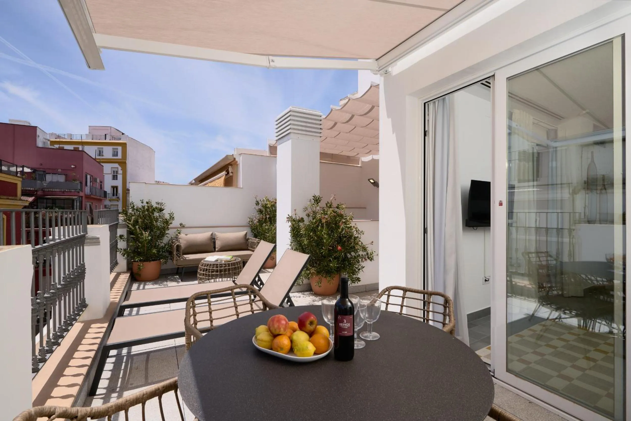 Balcony/Terrace in Naranjas y Limones, by Homing U