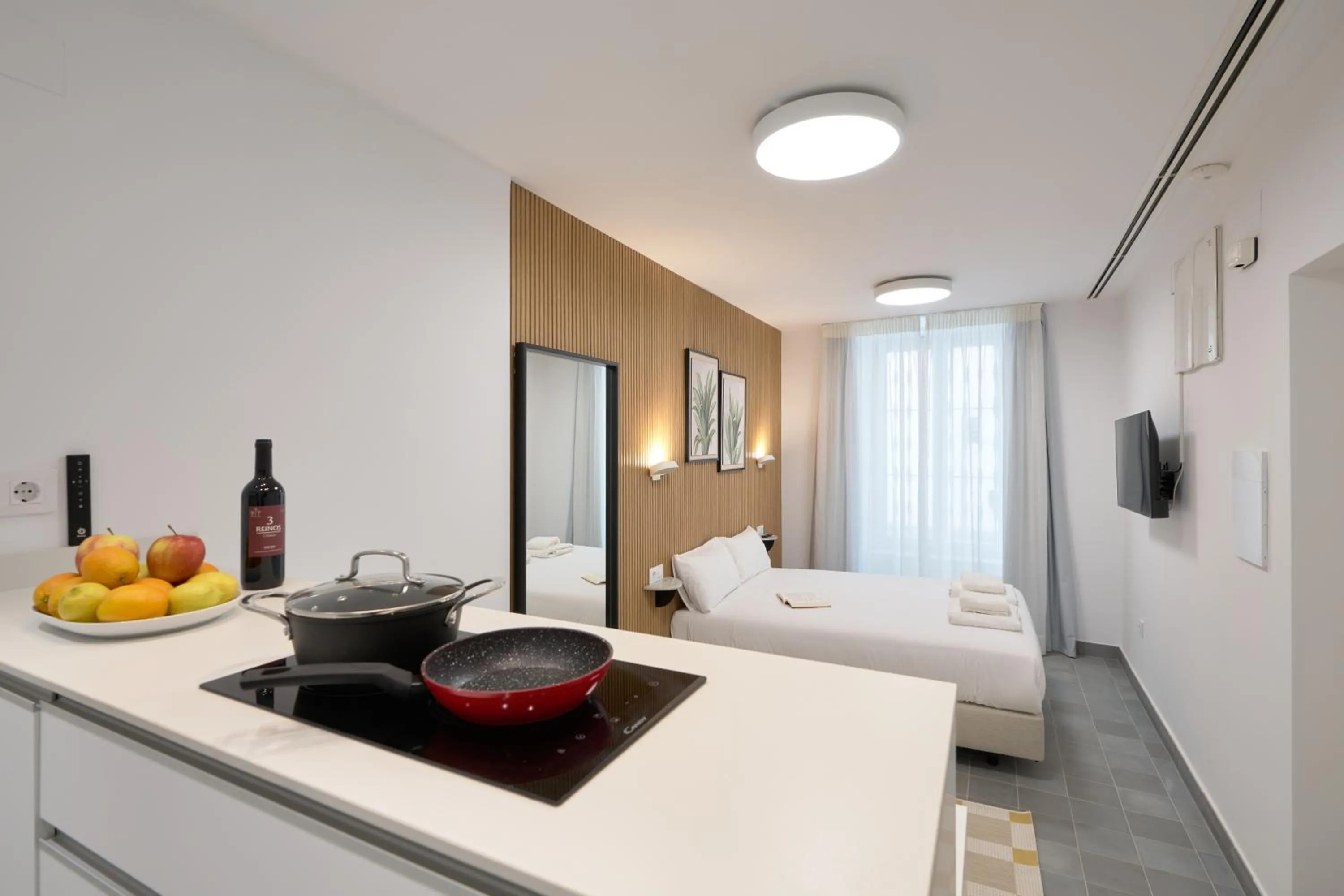 Kitchen or kitchenette, Bed in Naranjas y Limones, by Homing U