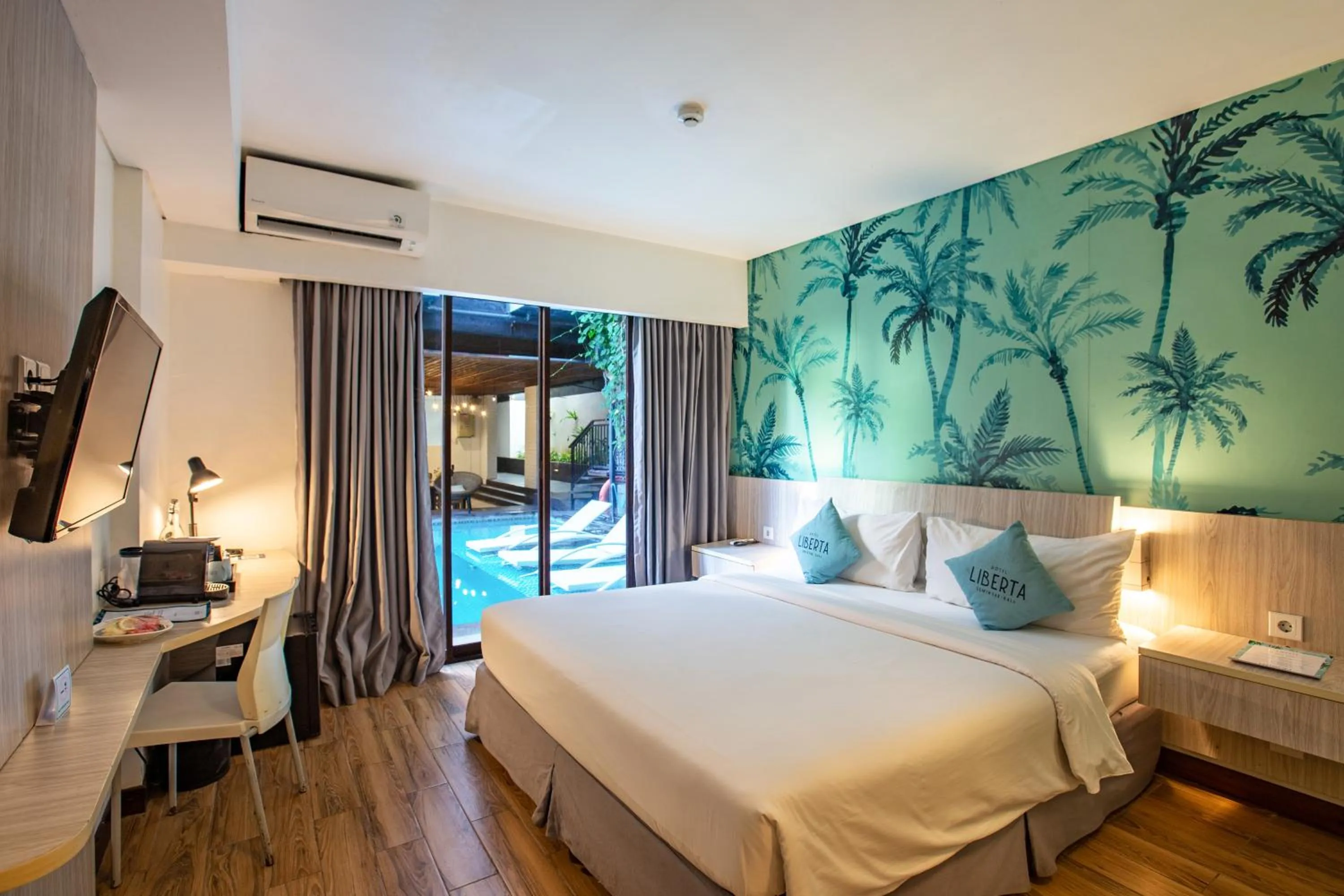 Pool view, Bed in Liberta Seminyak Hotel