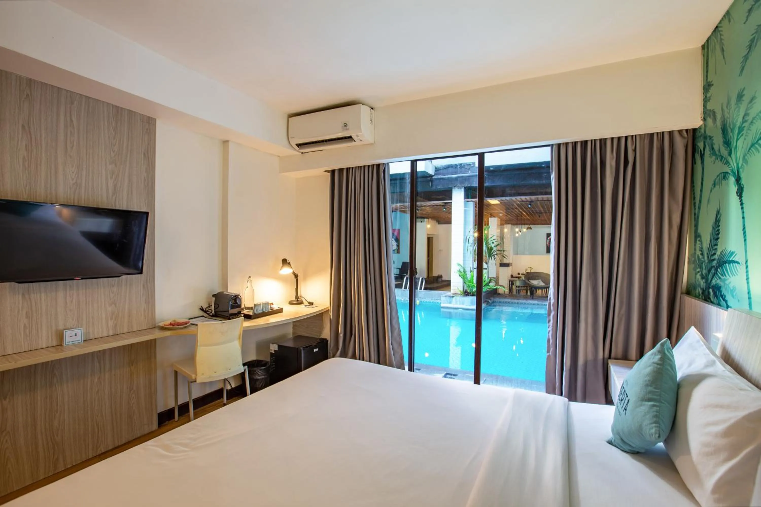 Pool view, Bed in Liberta Seminyak Hotel