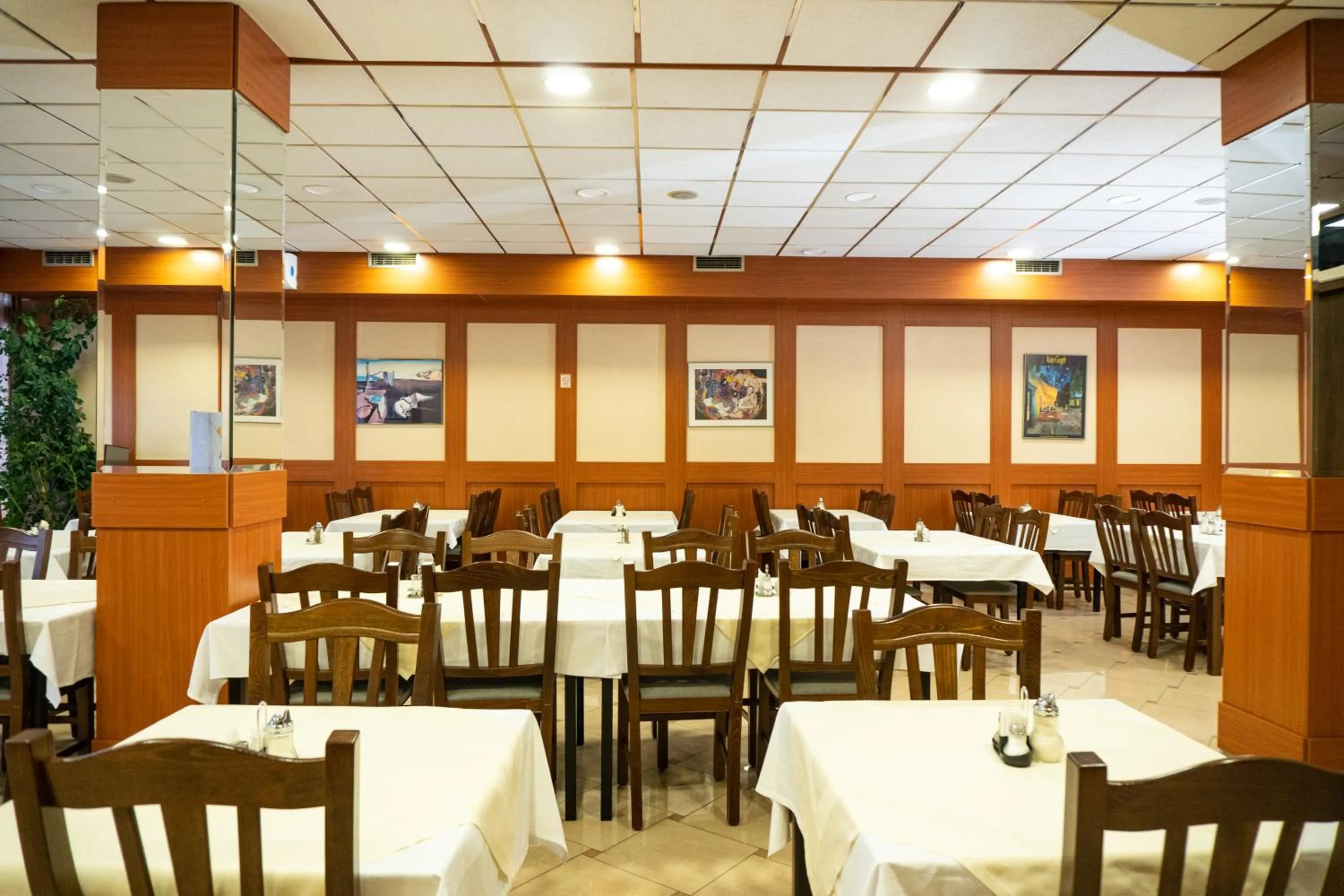 Restaurant/places to eat in Hotel Europa