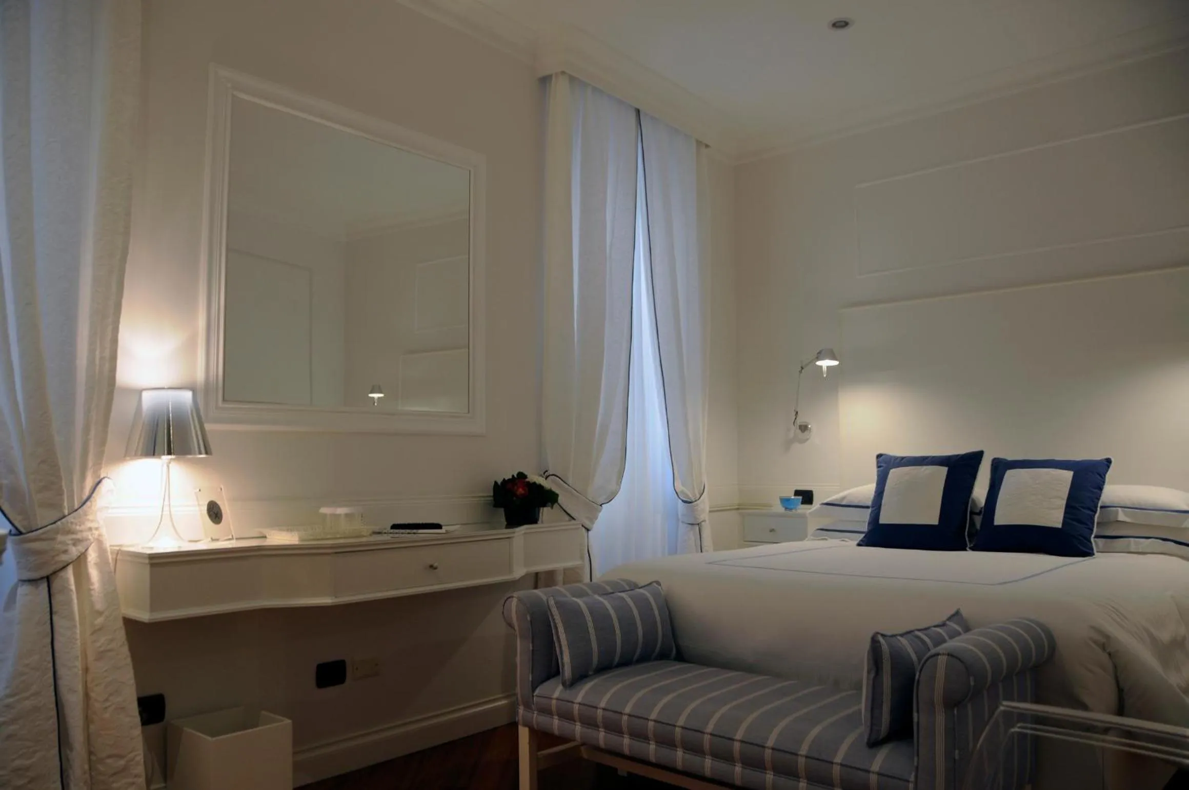 Photo of the whole room, Bed in Suite Fontana di Trevi