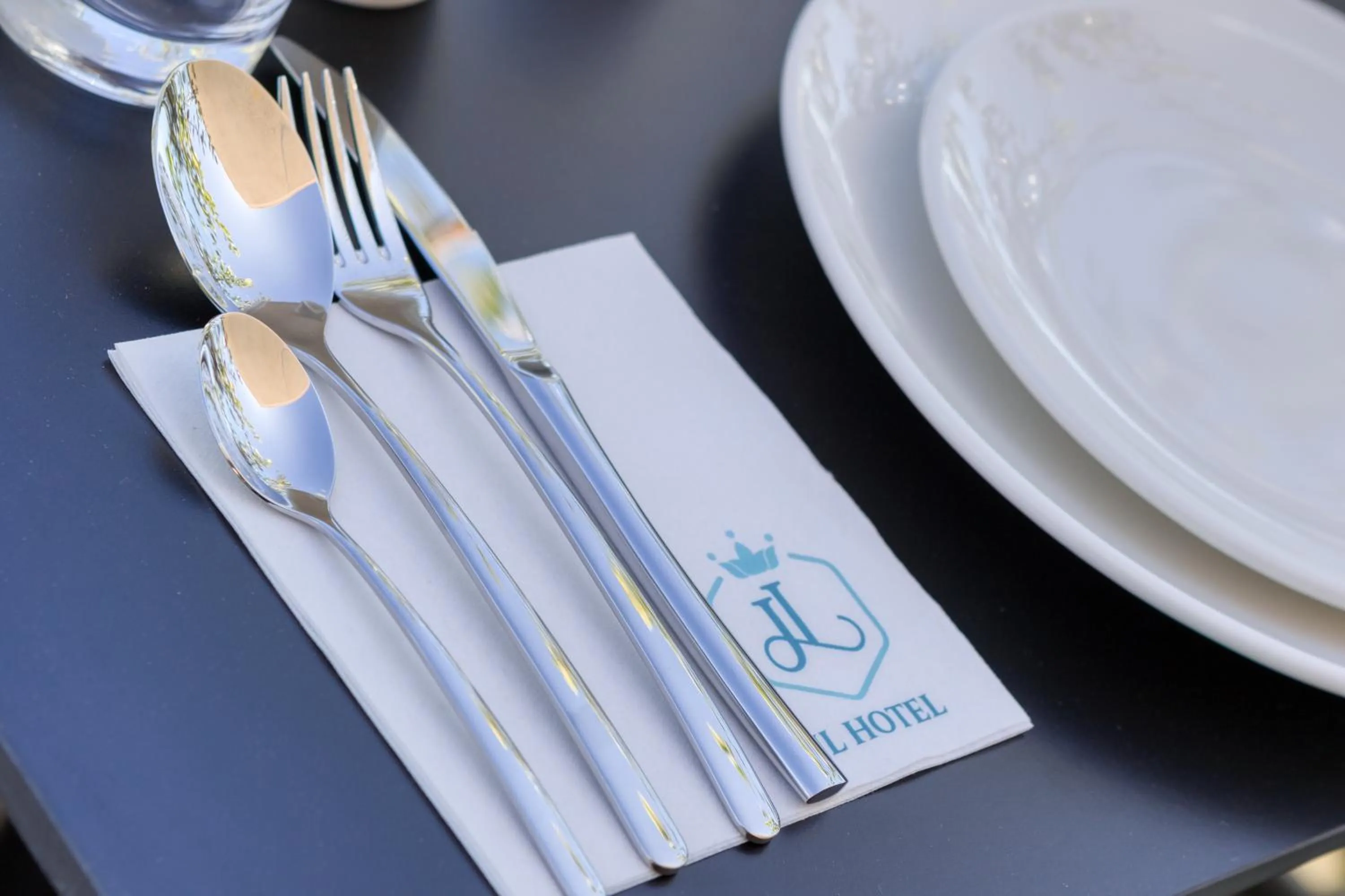 Restaurant/places to eat in JL Hotel