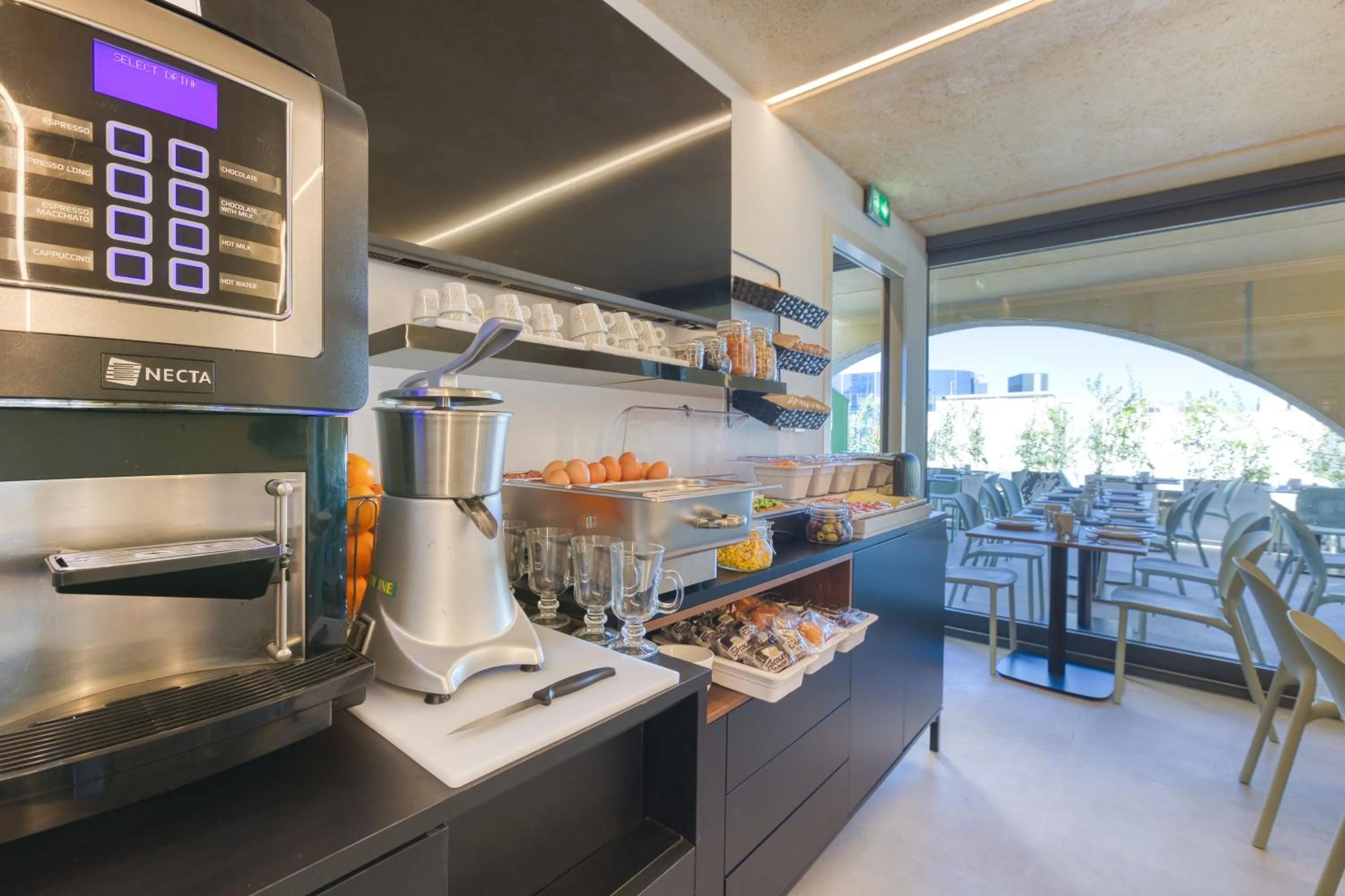 Restaurant/places to eat in JL Hotel