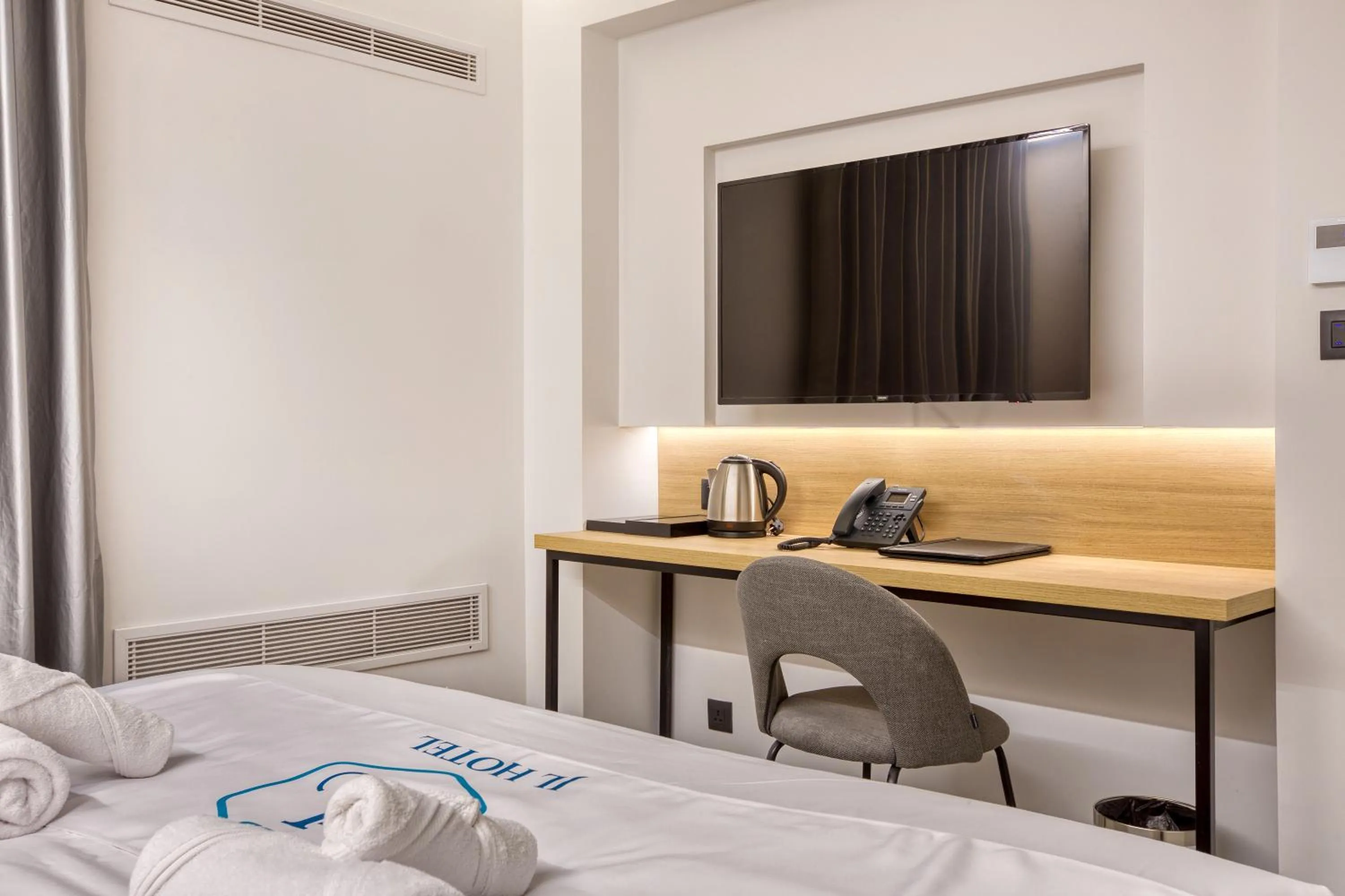 Coffee/tea facilities, Bed in JL Hotel