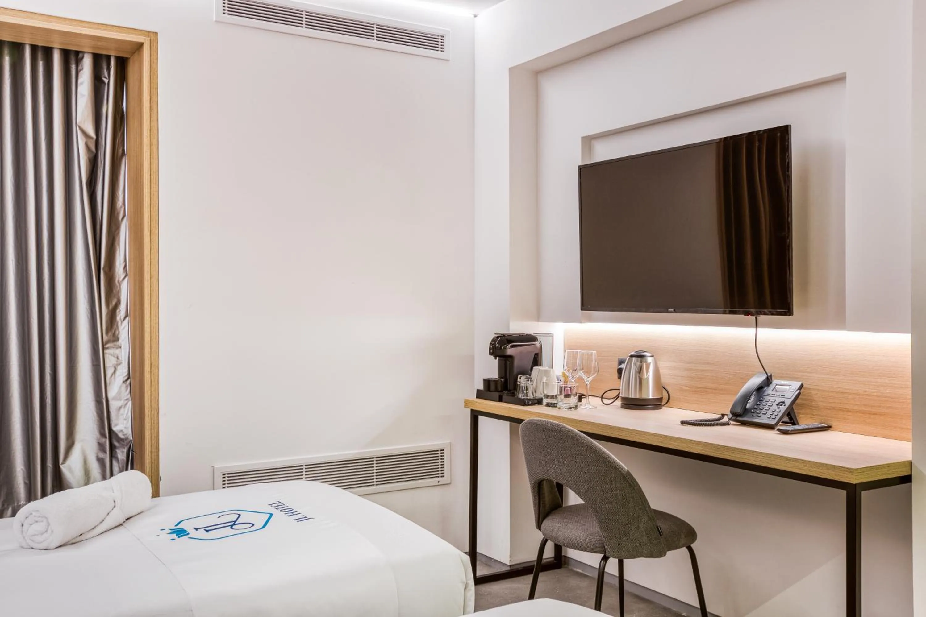 Coffee/tea facilities, Bed in JL Hotel