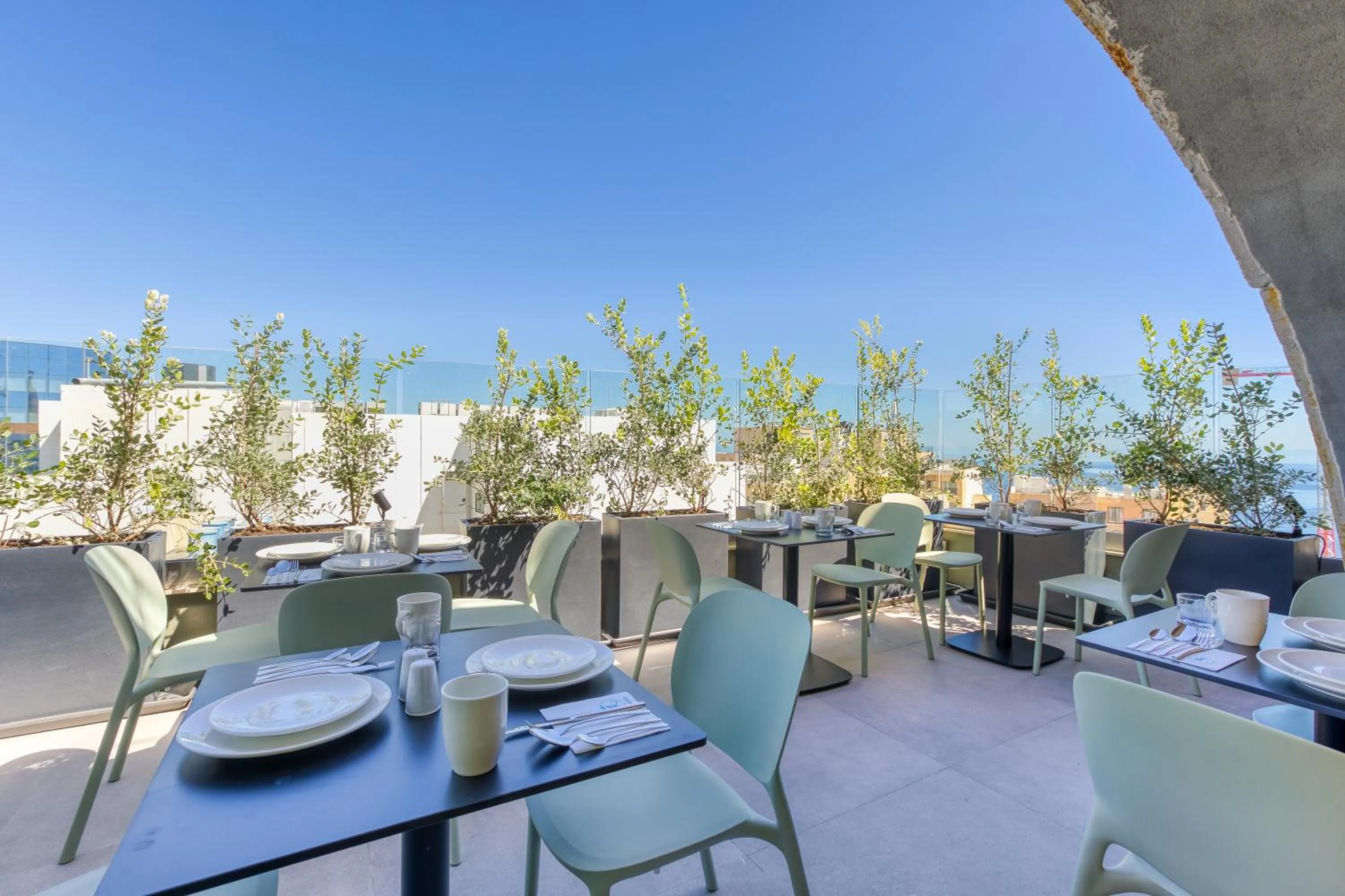 Restaurant/places to eat in JL Hotel