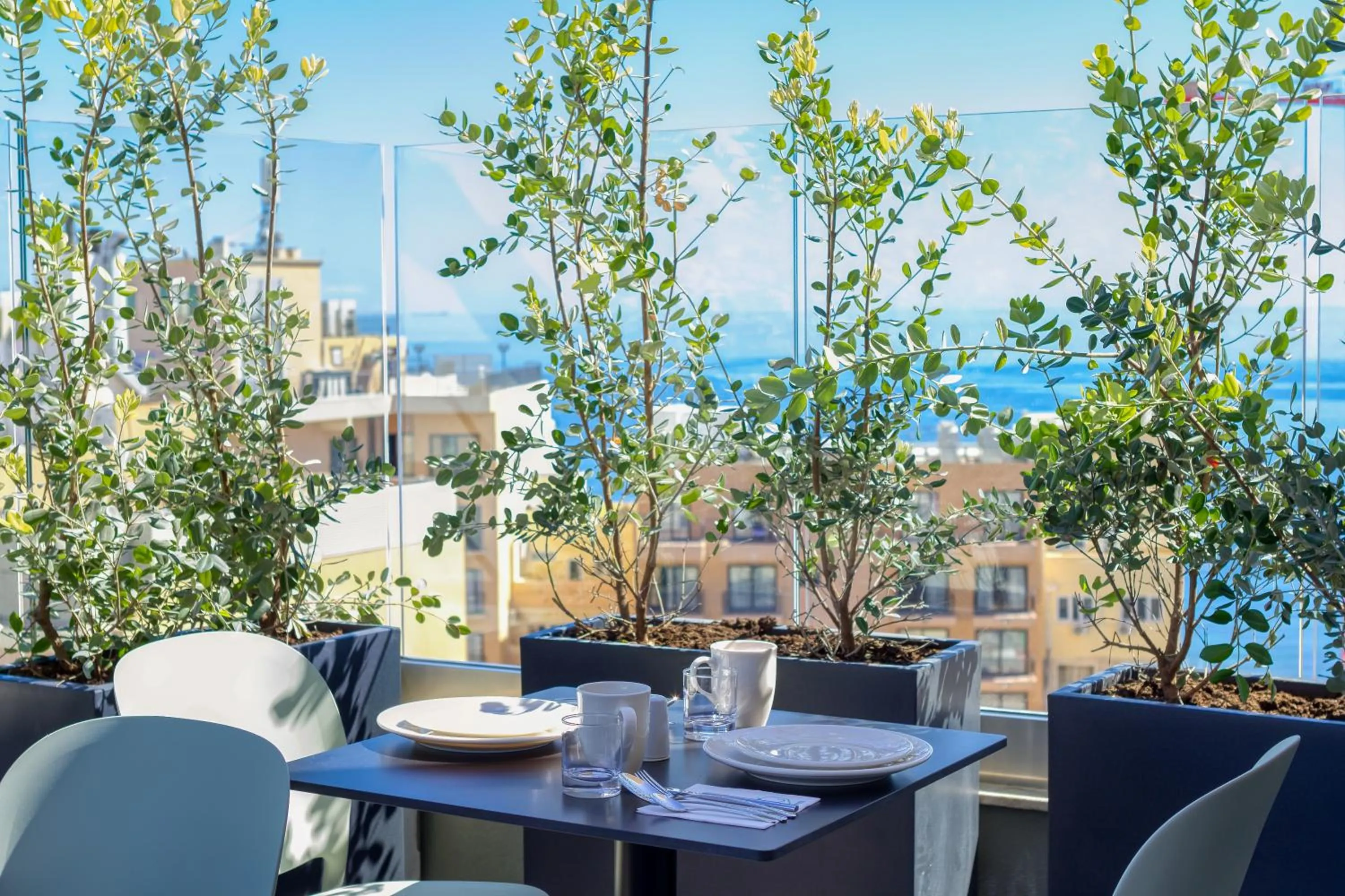 Restaurant/places to eat in JL Hotel