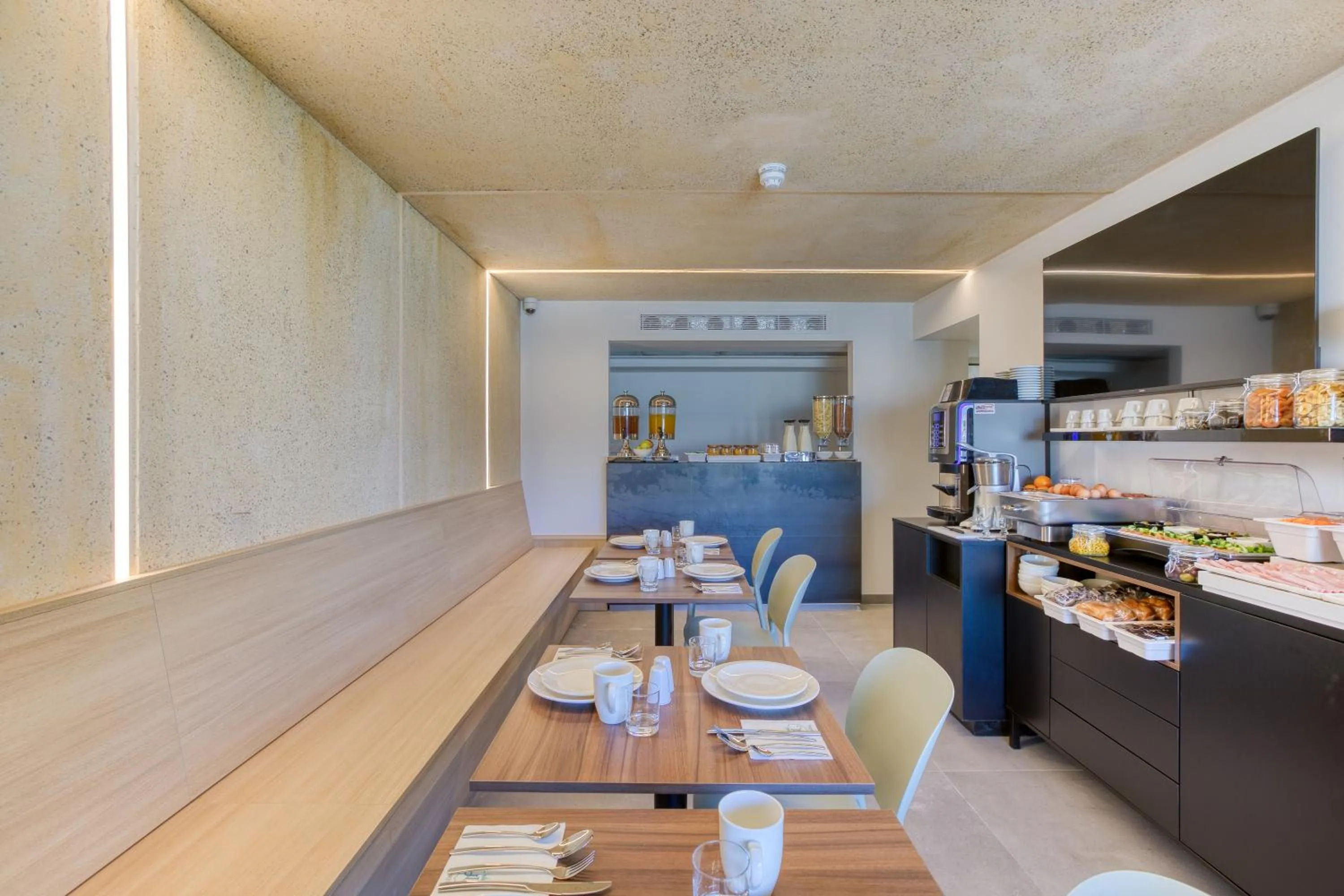 Restaurant/places to eat in JL Hotel