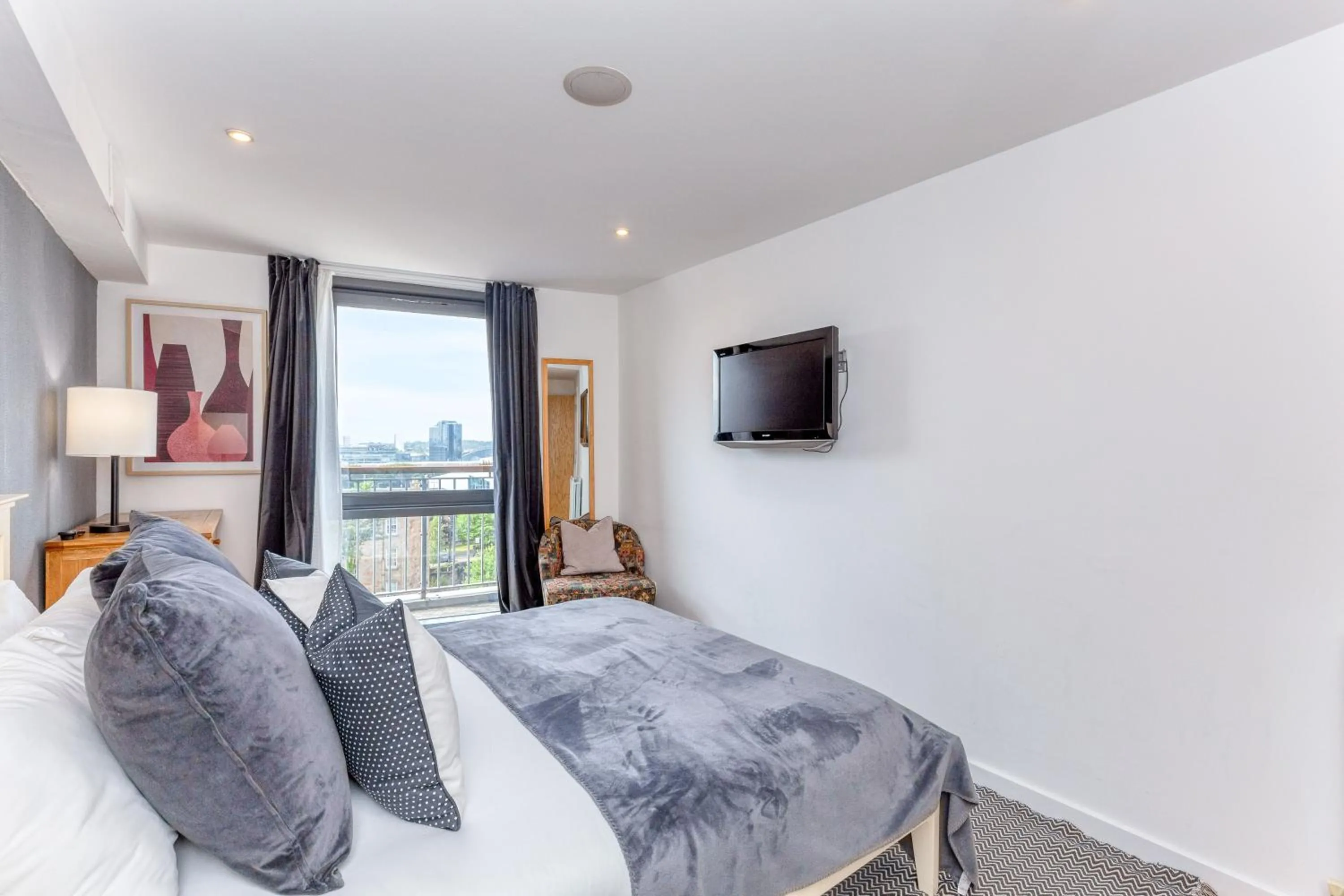 Bed in SECC Hydro Executive 7 Apartment