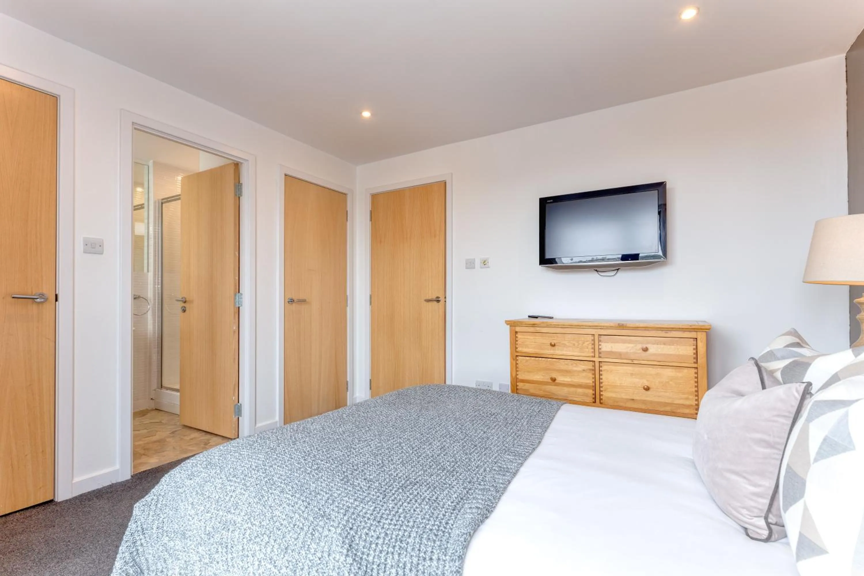 Bed in SECC Hydro Executive 7 Apartment