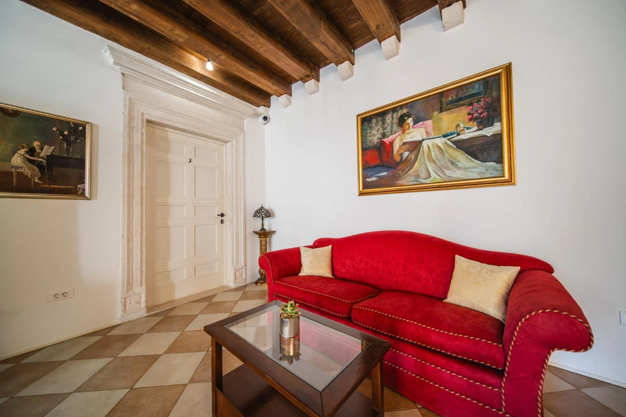 Decorative detail in SUNce Palace Apartments with free offsite parking