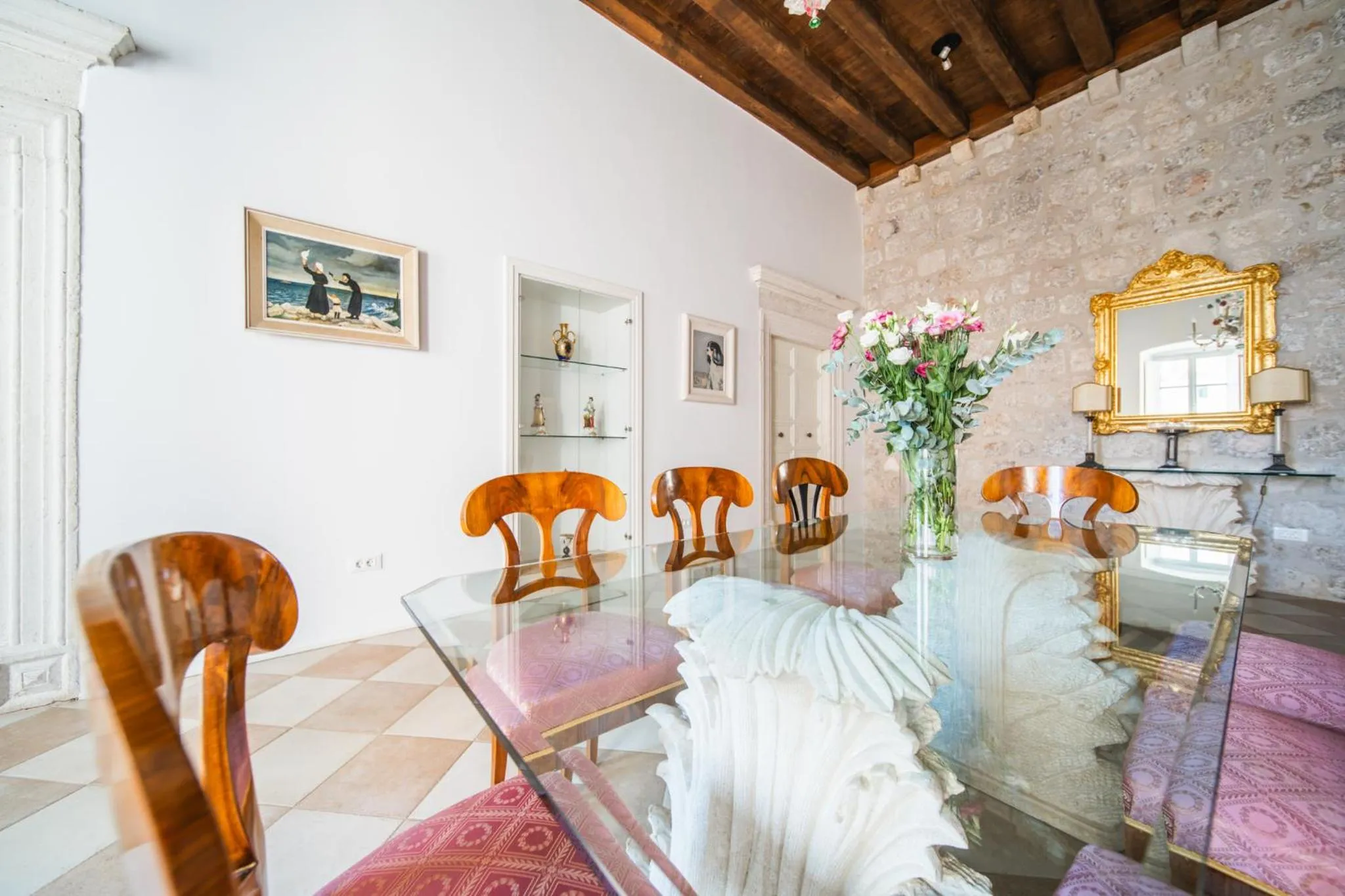 Decorative detail in SUNce Palace Apartments with free offsite parking