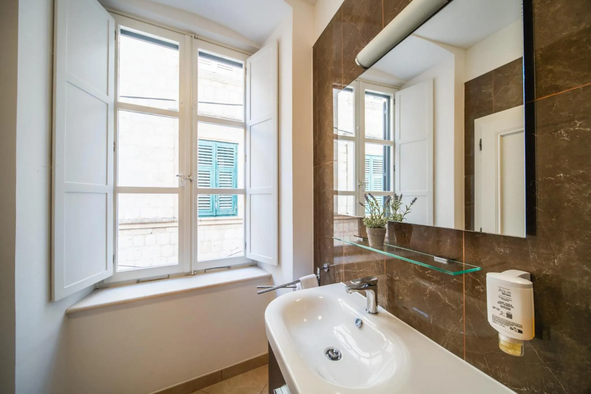 Shower in SUNce Palace Apartments with free offsite parking