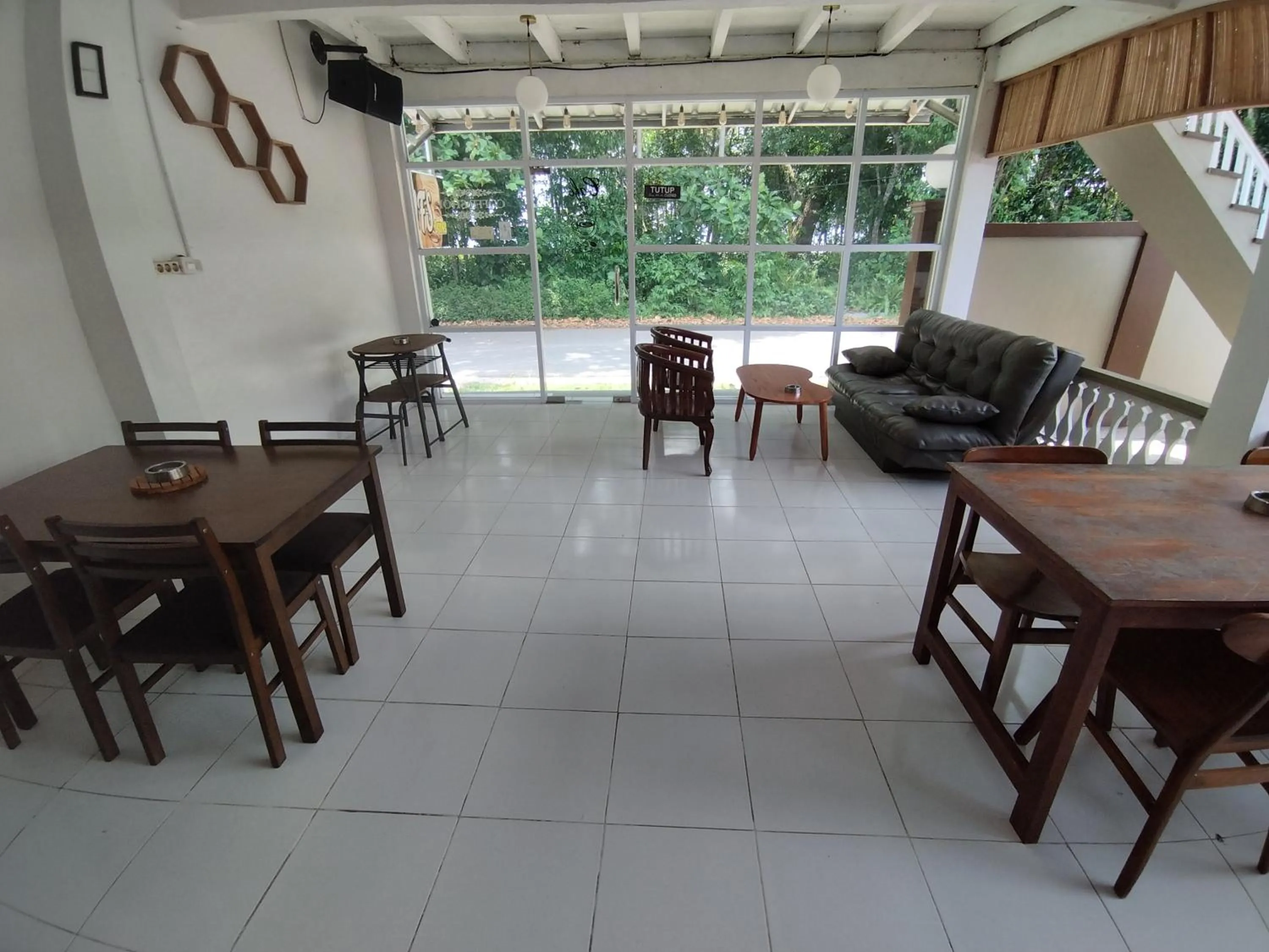 Dining area in Krui penginapan jokowi