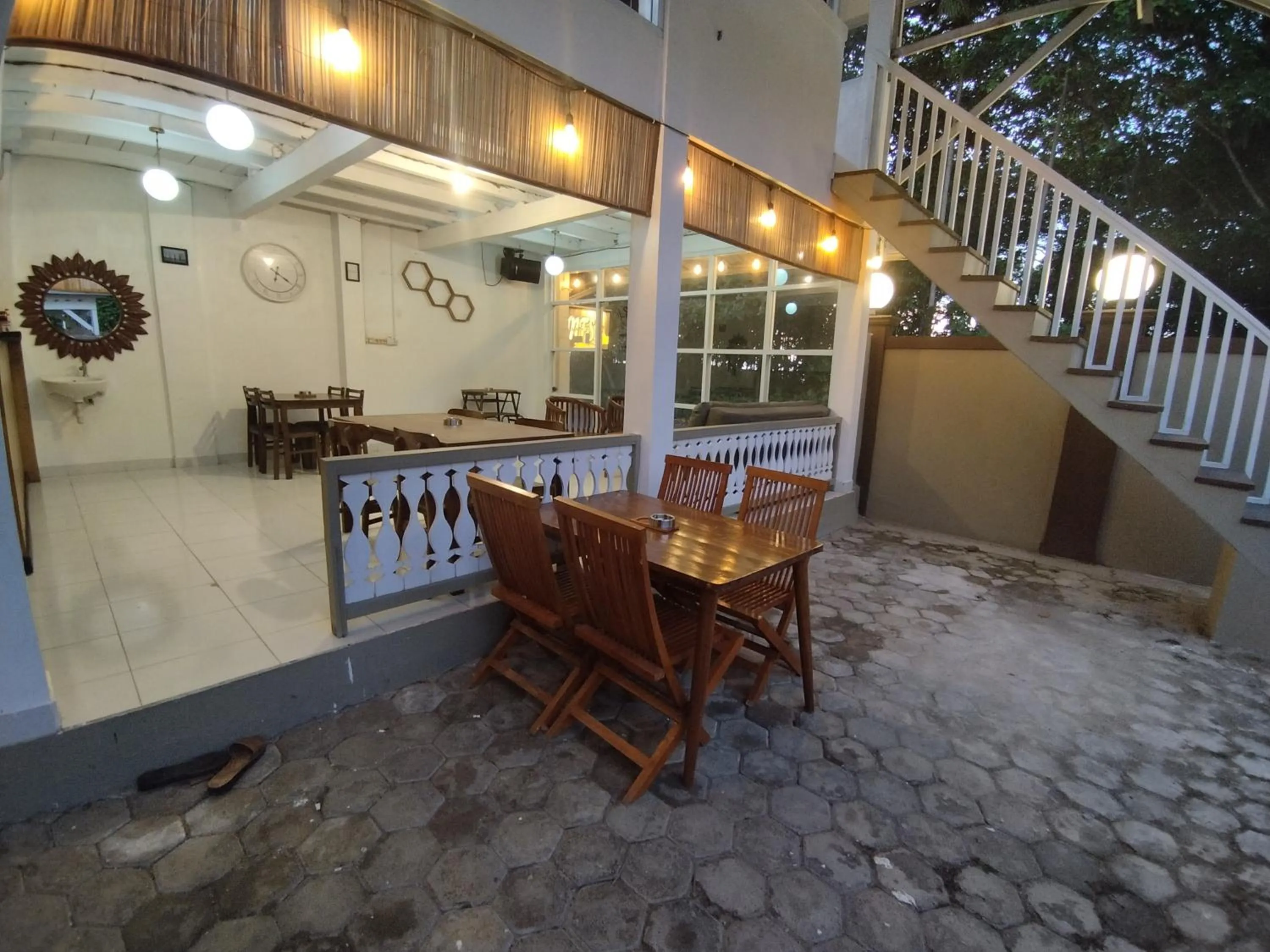 Dining area in Krui penginapan jokowi