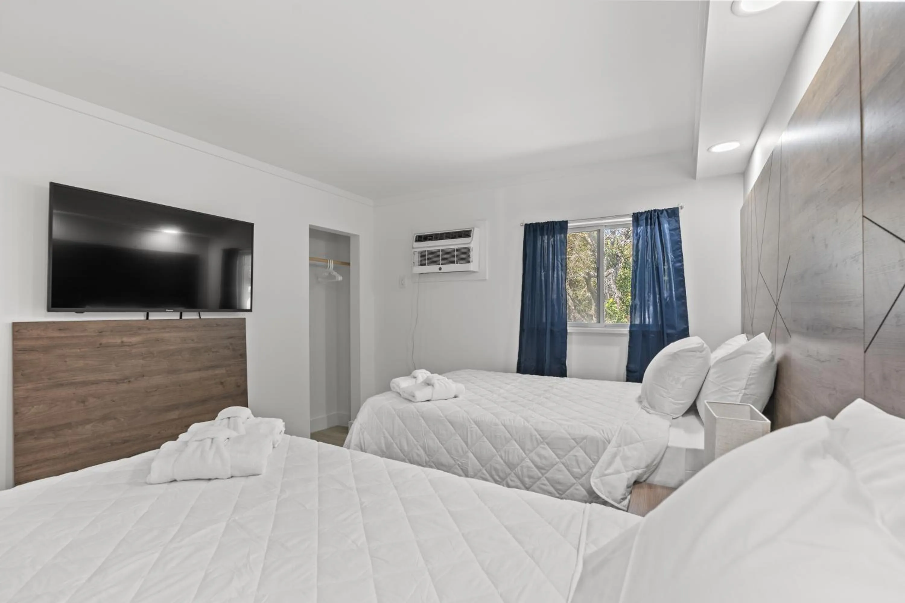 Bedroom, Bed in Fin's Inn