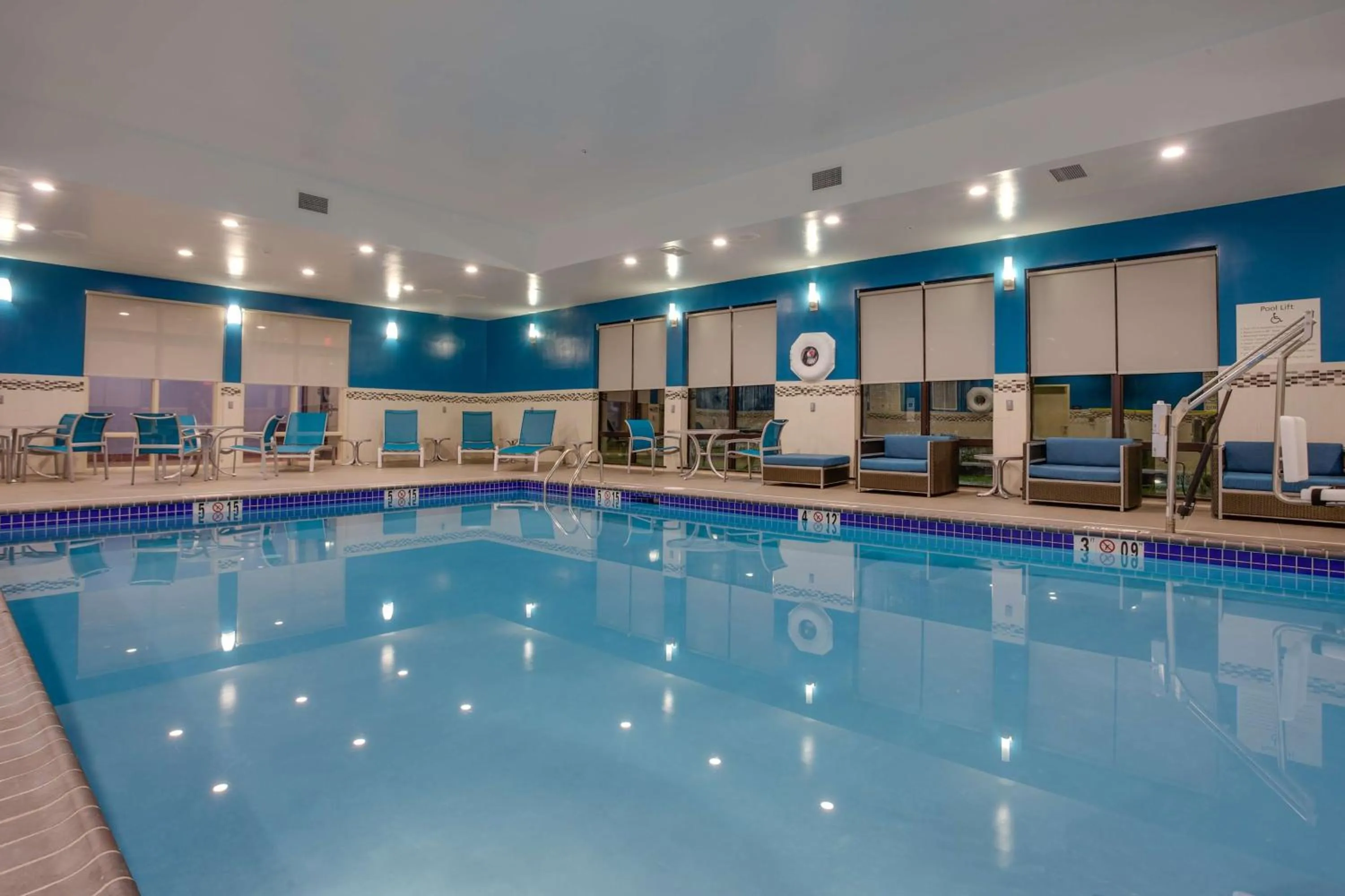 Pool view in Hampton Inn & Suites Philadelphia/Bensalem