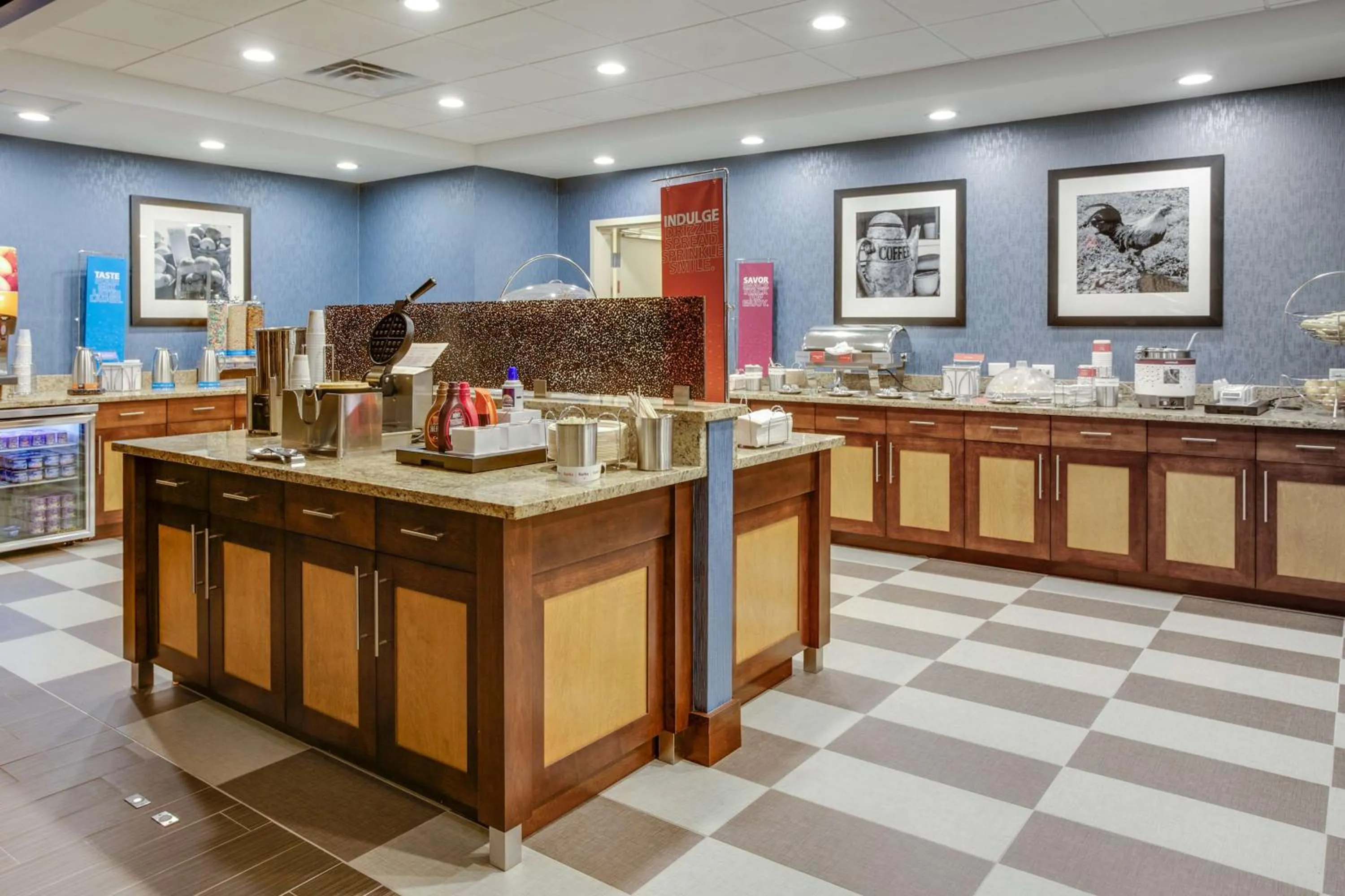 Dining area in Hampton Inn & Suites Philadelphia/Bensalem
