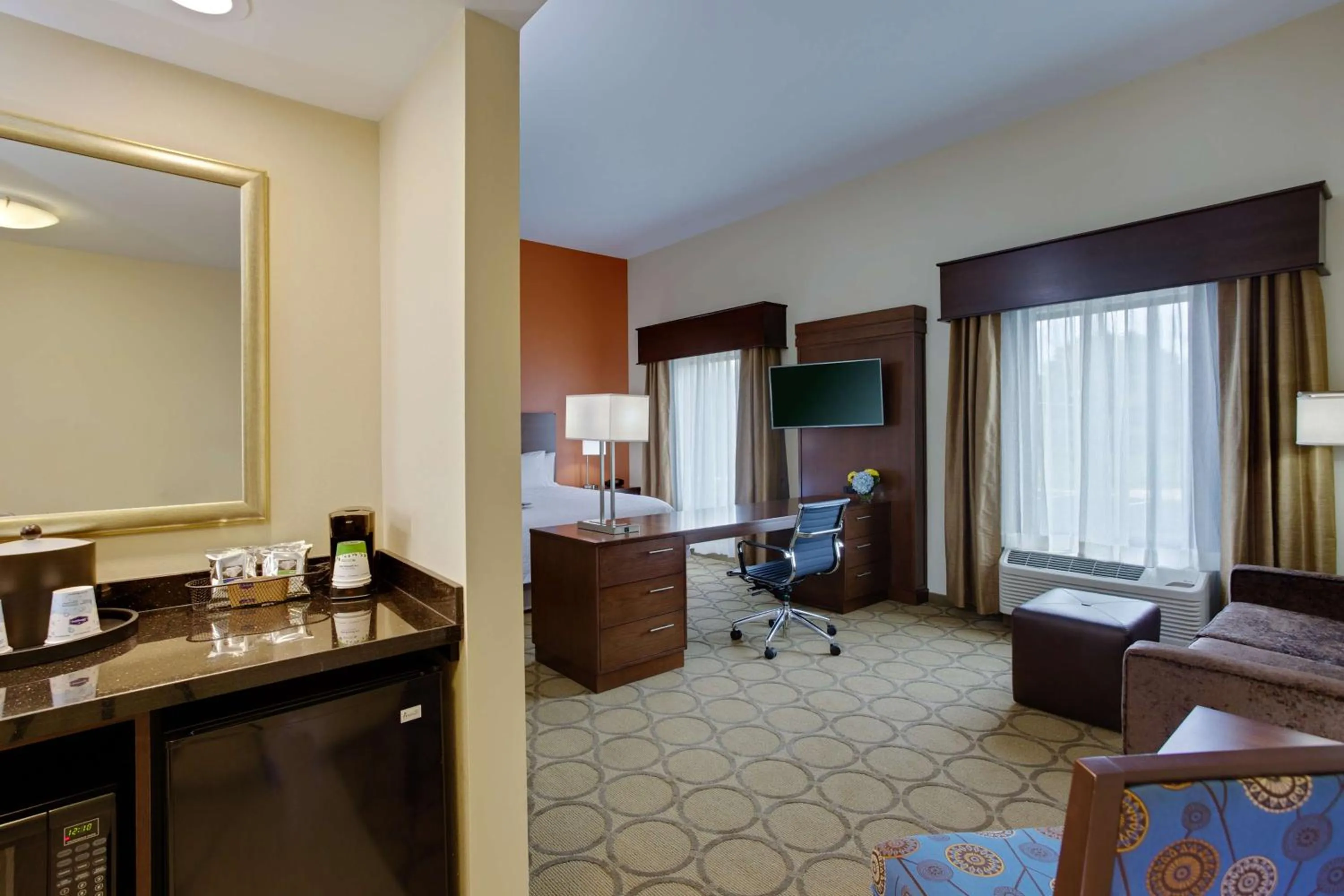 Bed in Hampton Inn & Suites Philadelphia/Bensalem