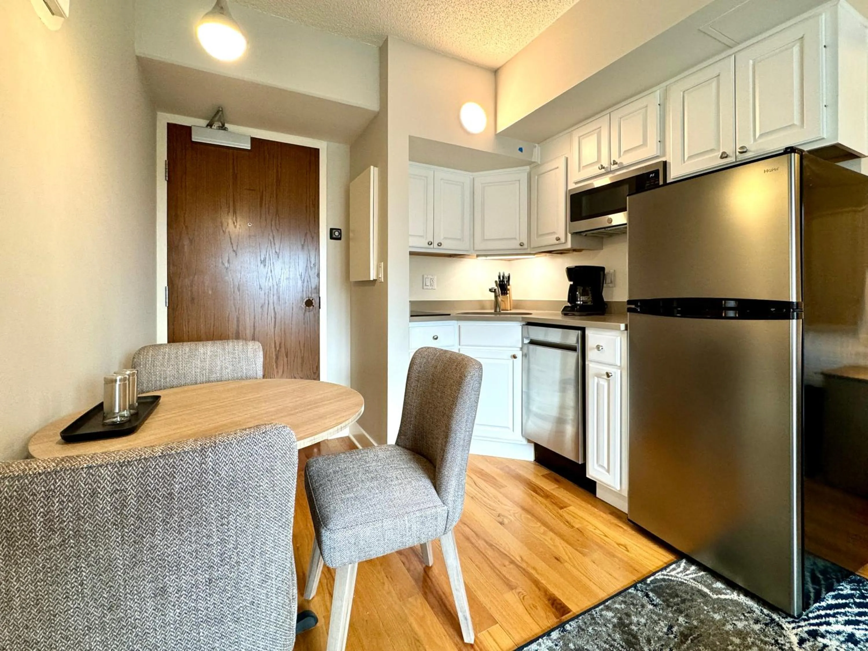 Kitchen or kitchenette in The GEM Museum Suites