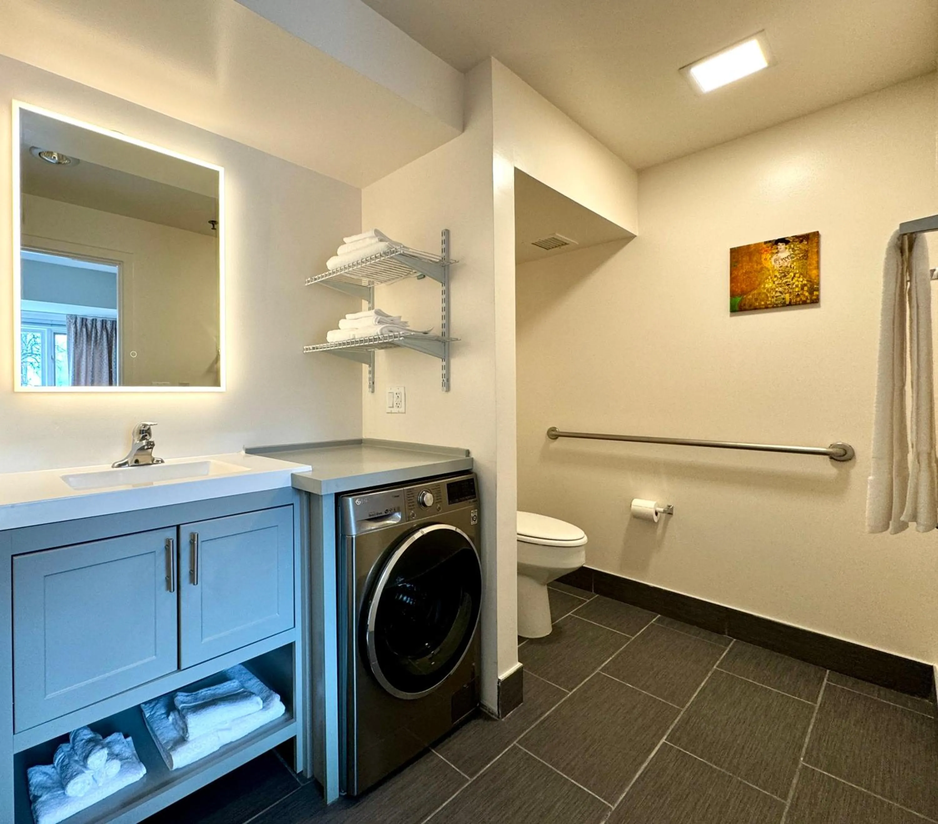 Bathroom in The GEM Museum Suites