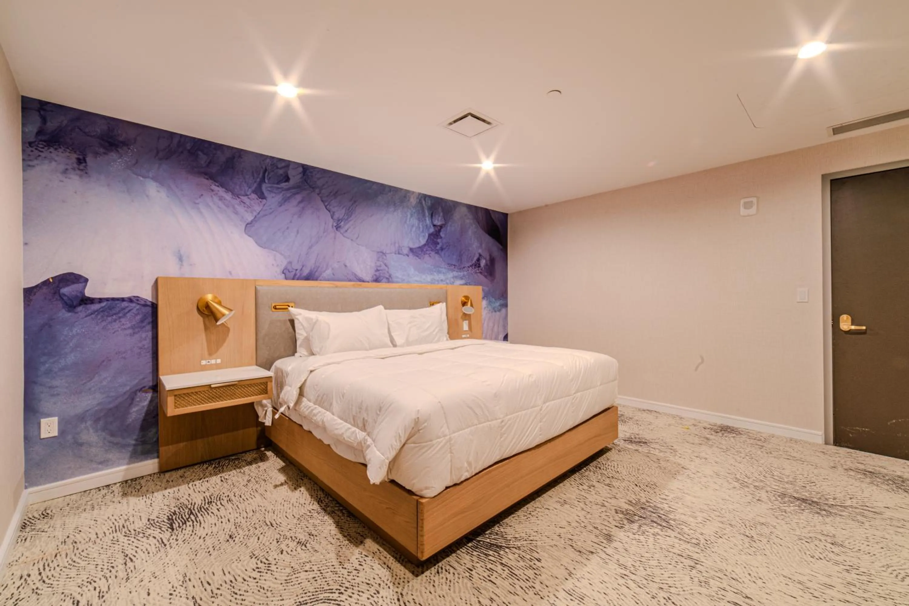 Bed in Iris Hotel Boston