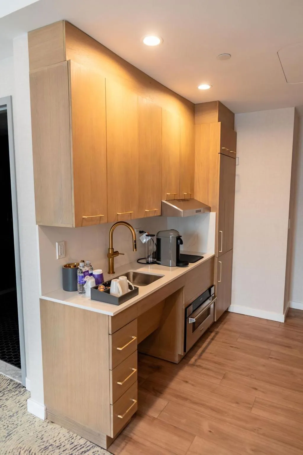 Kitchen or kitchenette in Iris Hotel Boston