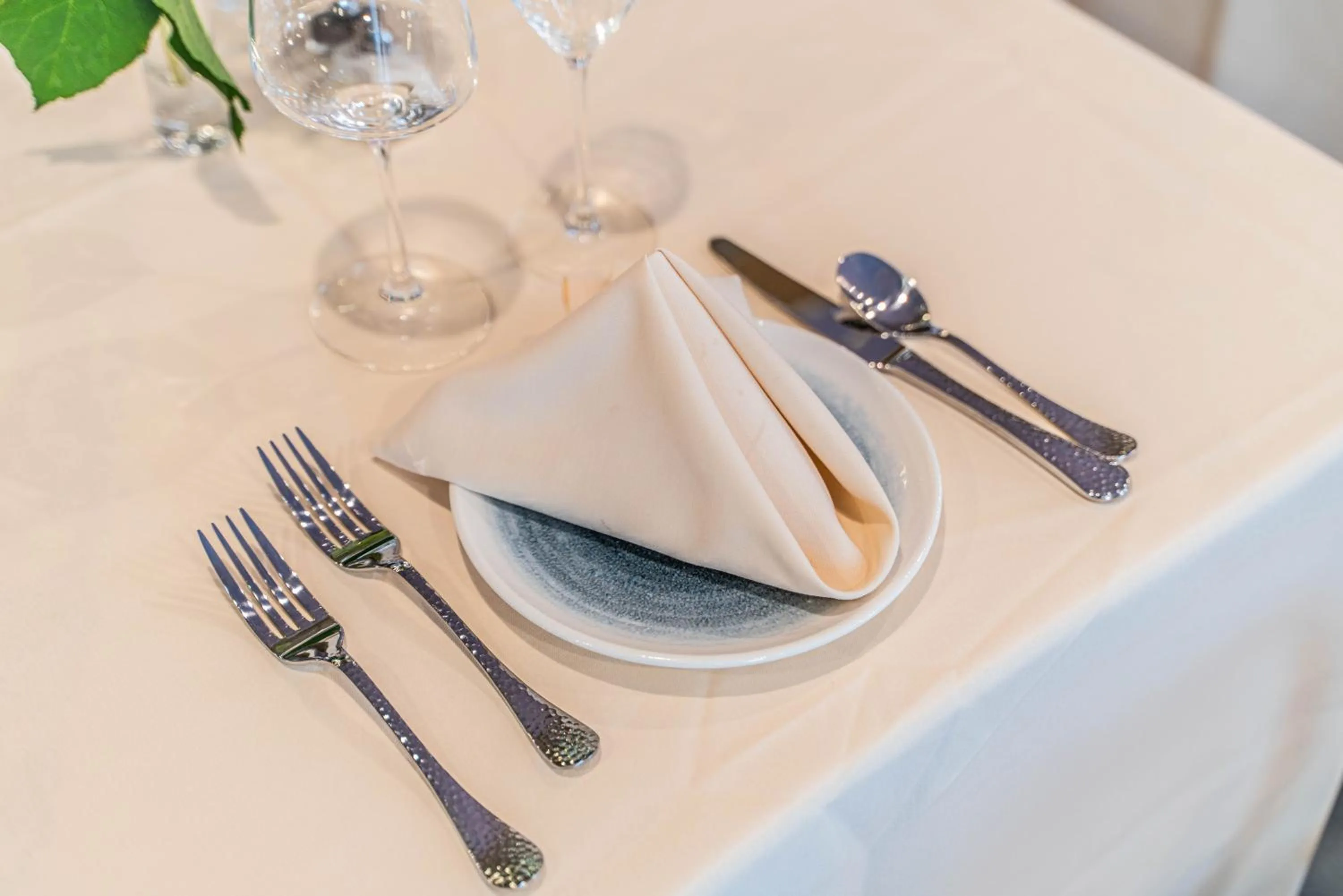 Restaurant/places to eat in Iris Hotel Boston